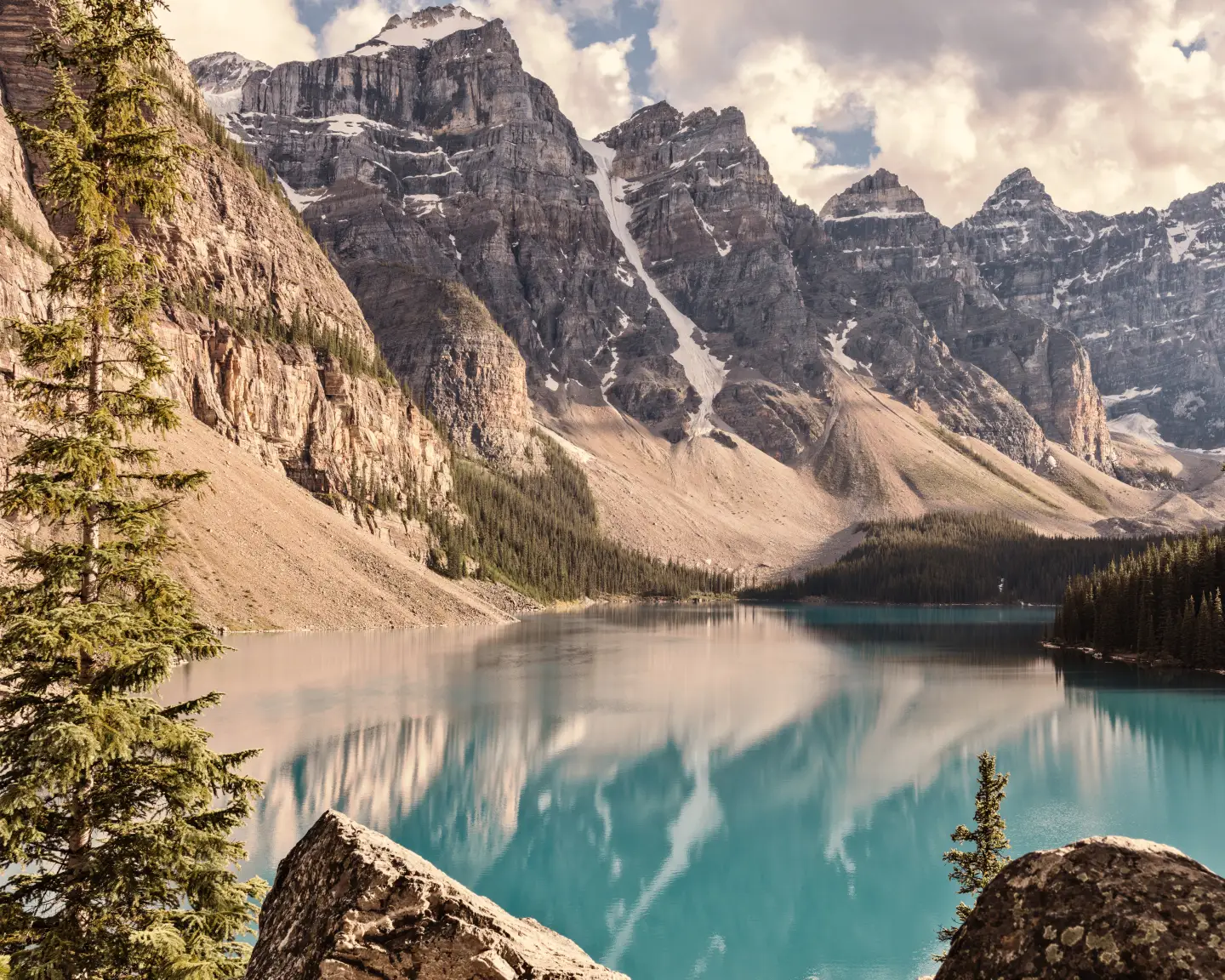 A türkiz színű Moraine-tó egy hegyvonulat előtt a Banff Nemzeti Parkban, Alberta tartományban, Kanadában