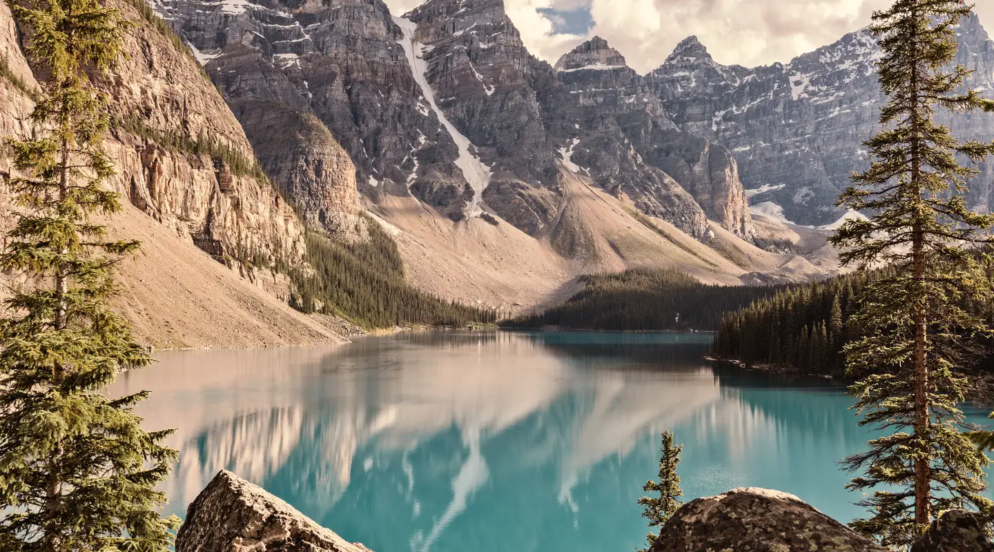 Lago Moraine de color turquesa frente a una cadena montañosa en el Parque Nacional Banff en la provincia de Alberta, Canadá