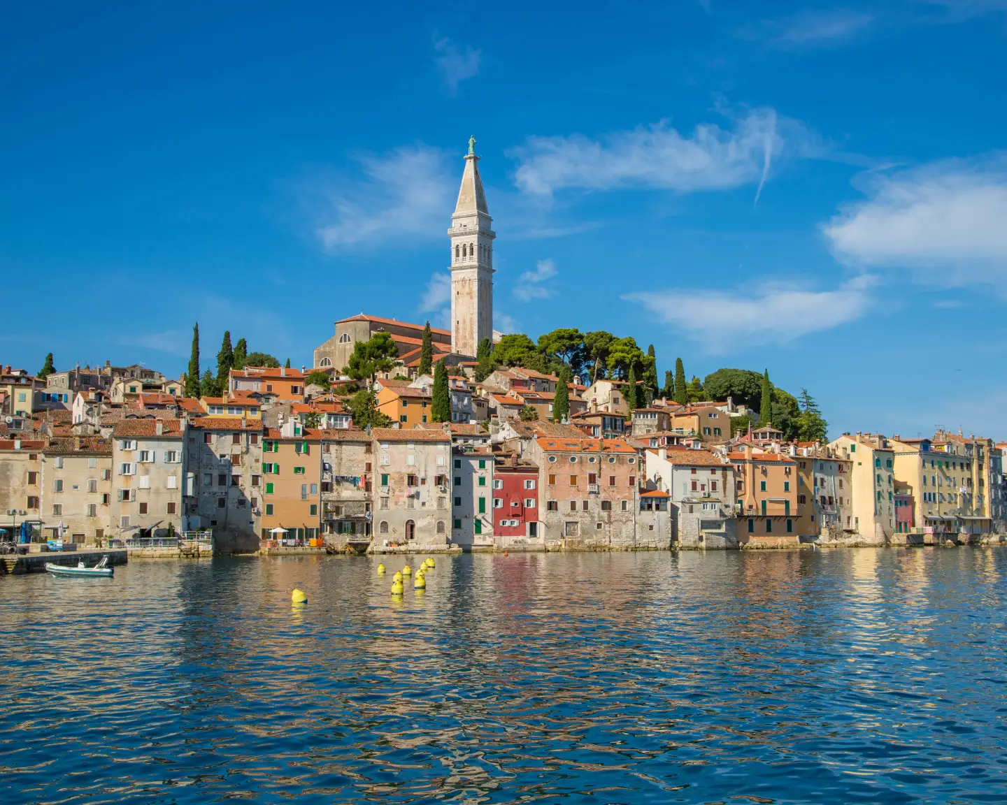Blick auf die historische Altstadt von Rovinj mit der Kirche der Heiligen Euphemia und der Adriaküste in Kroatien.