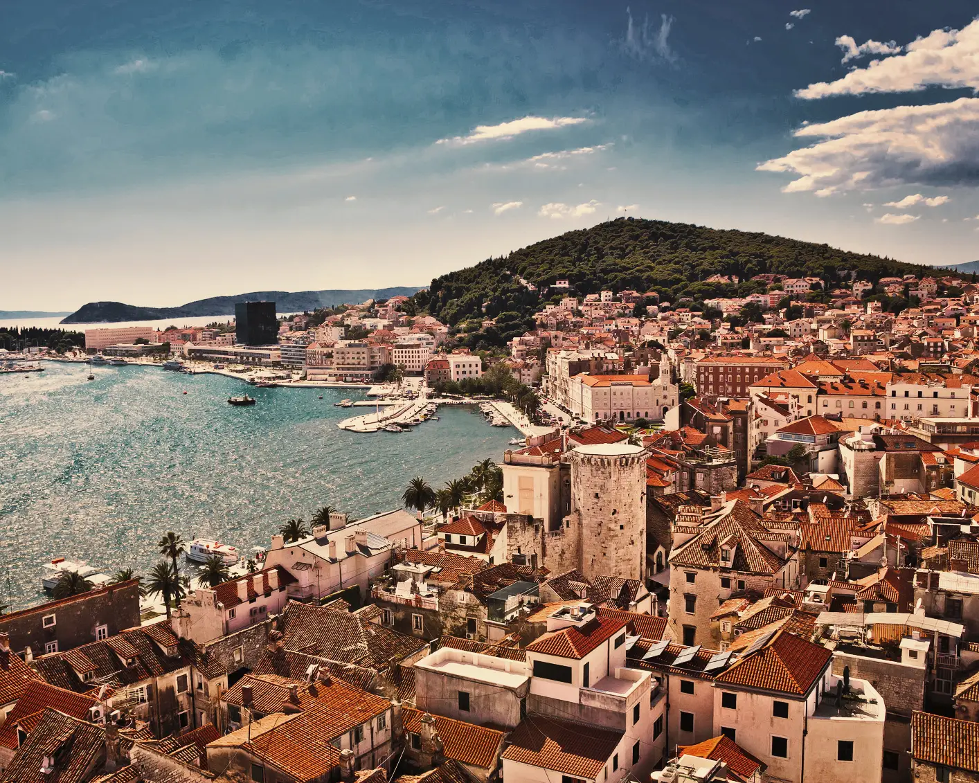 Vue de la vieille ville de Split en Croatie dans la région de Dalmatie, avec le port et la colline de Marjan en arrière-plan