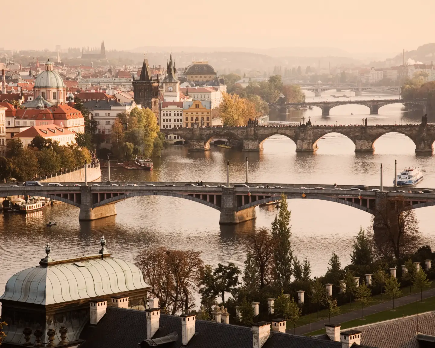 Vue de la ville de Prague avec la Vltava et ses ponts au coucher du soleil