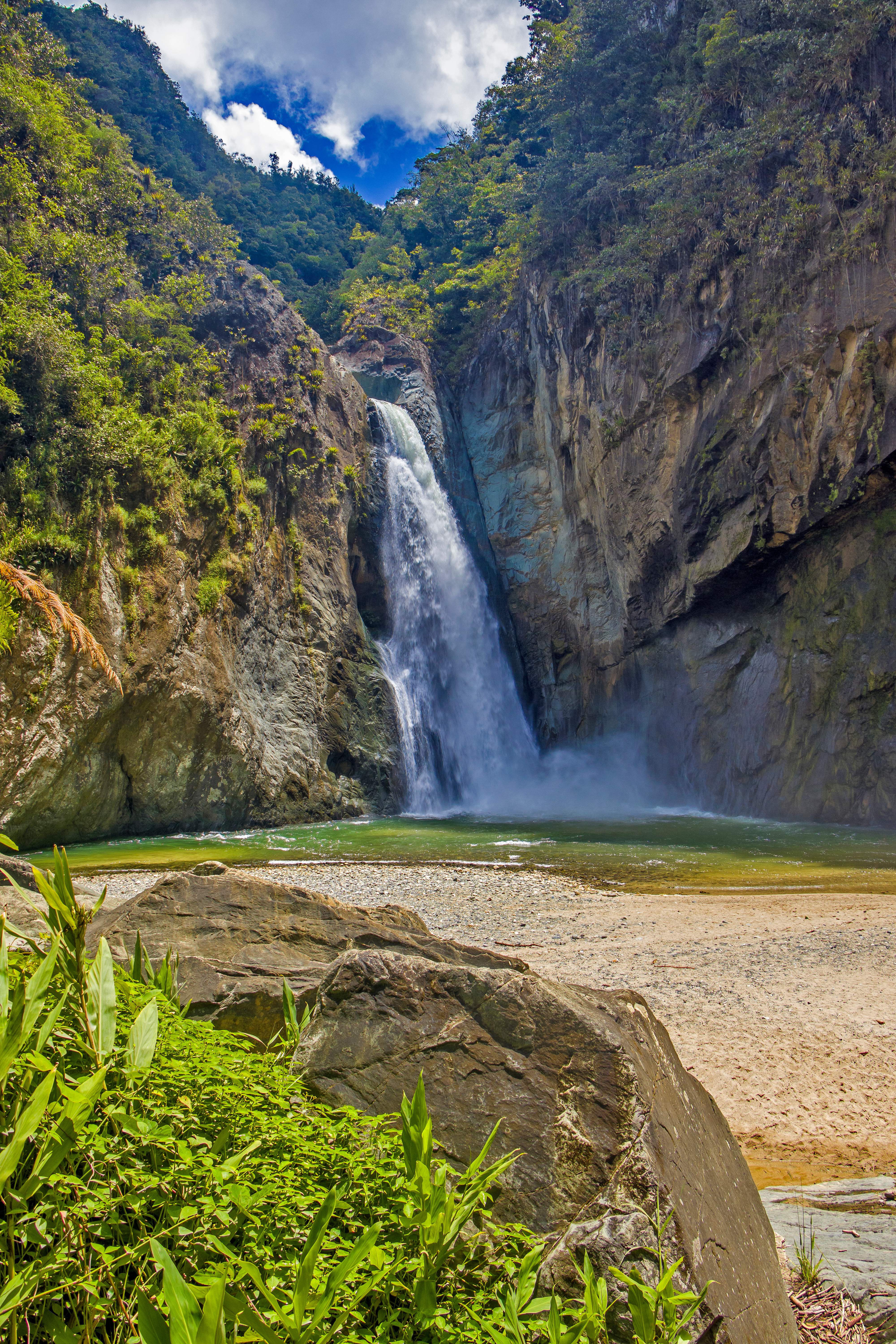 Der wunderschöne Jimenoa I Wasserfall liegt tief in einer Dschungelschlucht und beeindruckt mit seiner natürlichen Pracht.