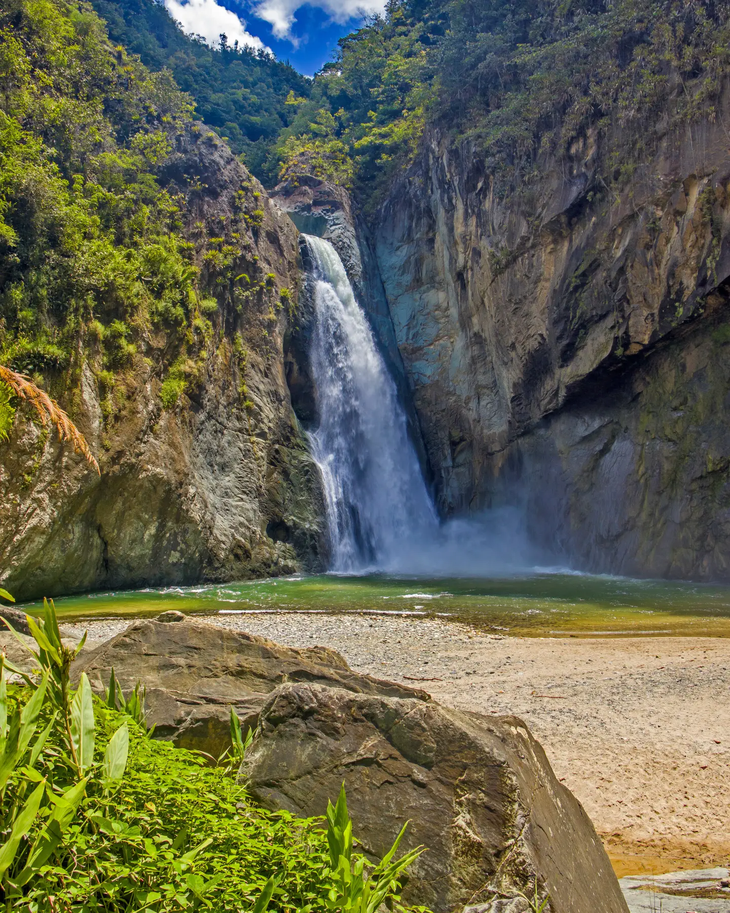 Der wunderschöne Jimenoa I Wasserfall liegt tief in einer Dschungelschlucht und beeindruckt mit seiner natürlichen Pracht.