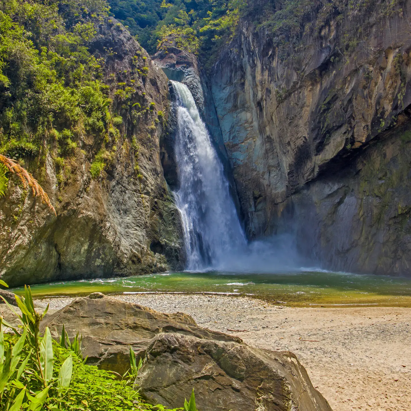 Der wunderschöne Jimenoa I Wasserfall liegt tief in einer Dschungelschlucht und beeindruckt mit seiner natürlichen Pracht.