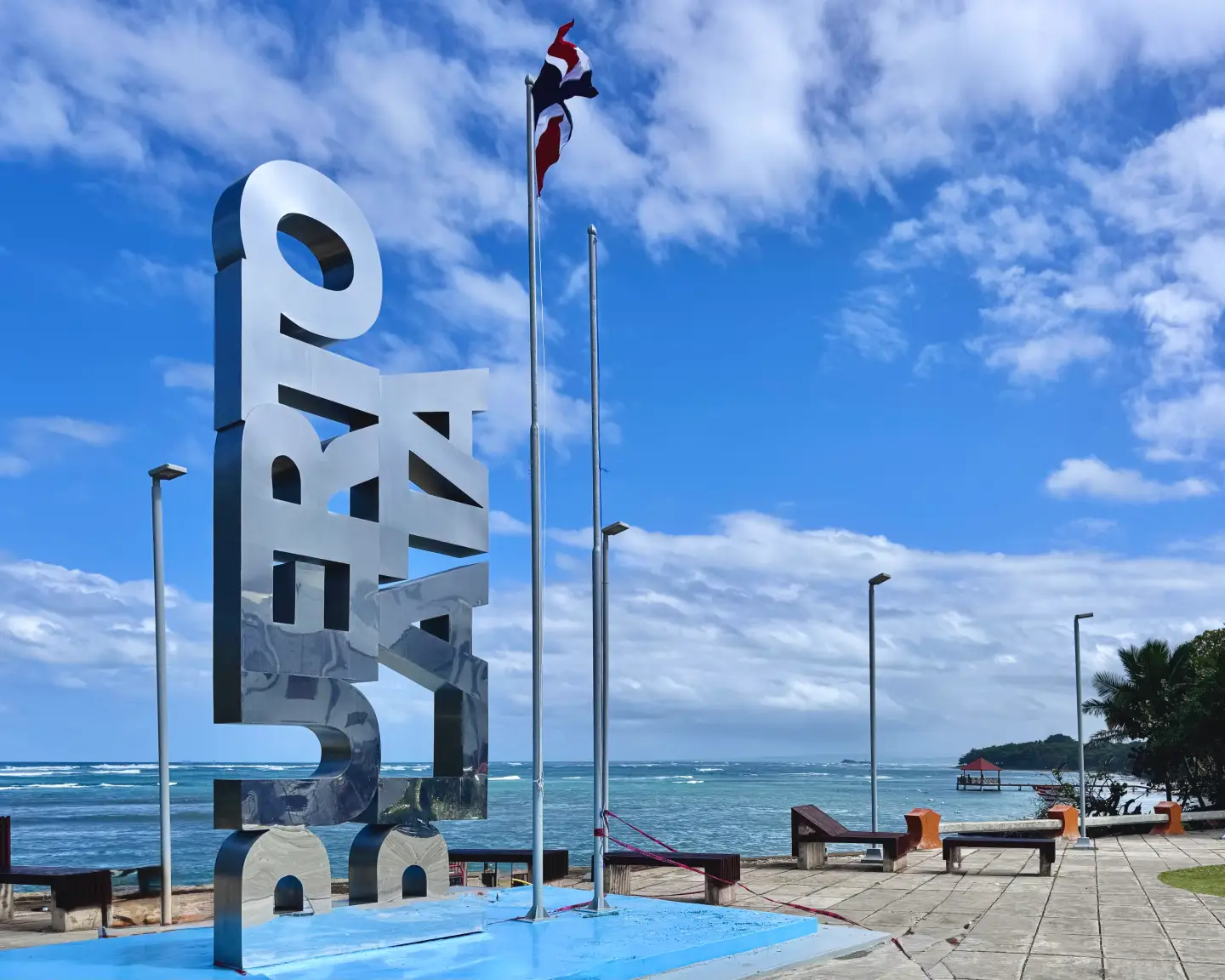 Punto de referencia de Puerto Plata formado por letras plateadas situadas directamente en el malecón 