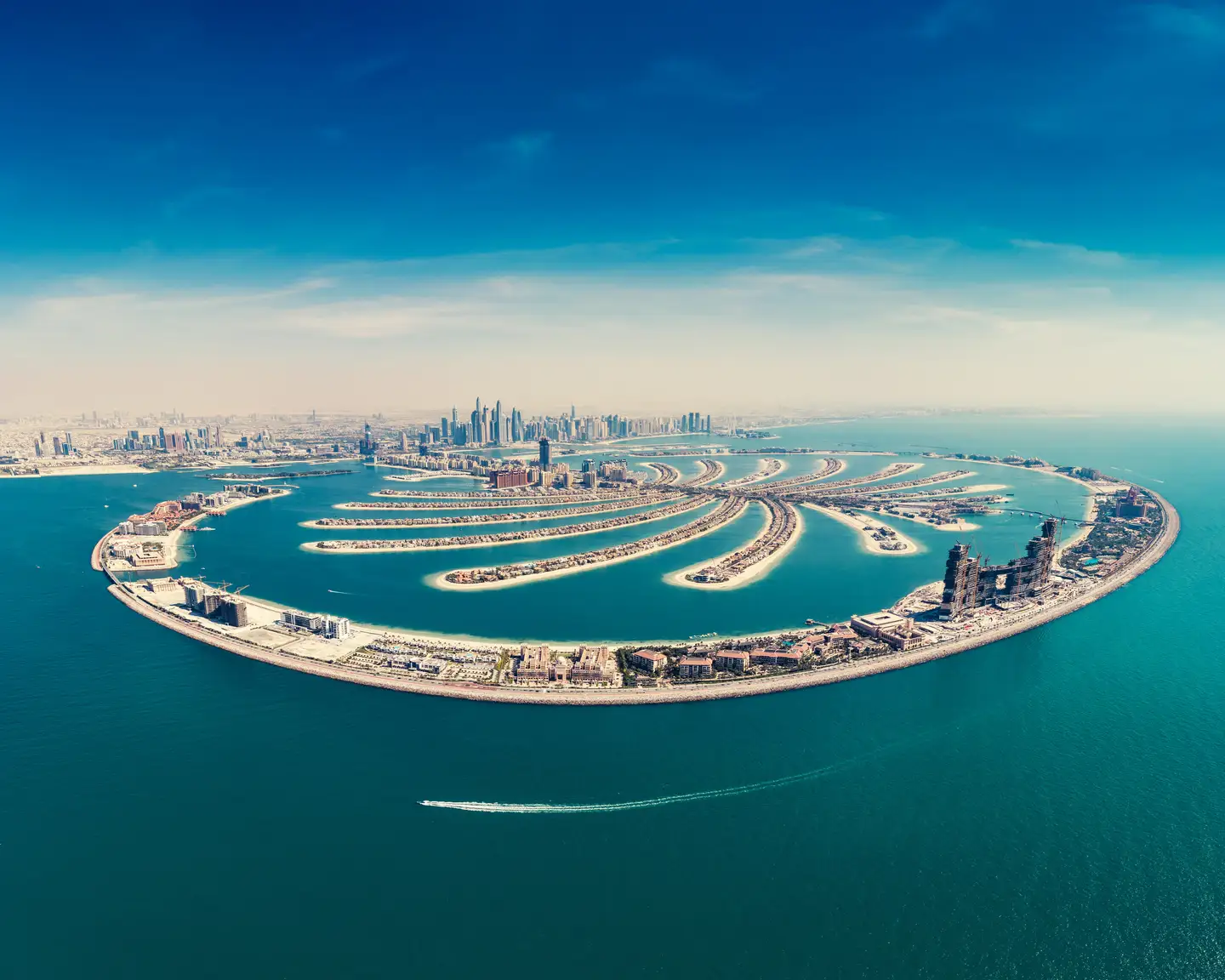 Vue aérienne de l'Île Palm Jumeirah à Dubaï, aux Émirats arabes unis, par une journée d'été.