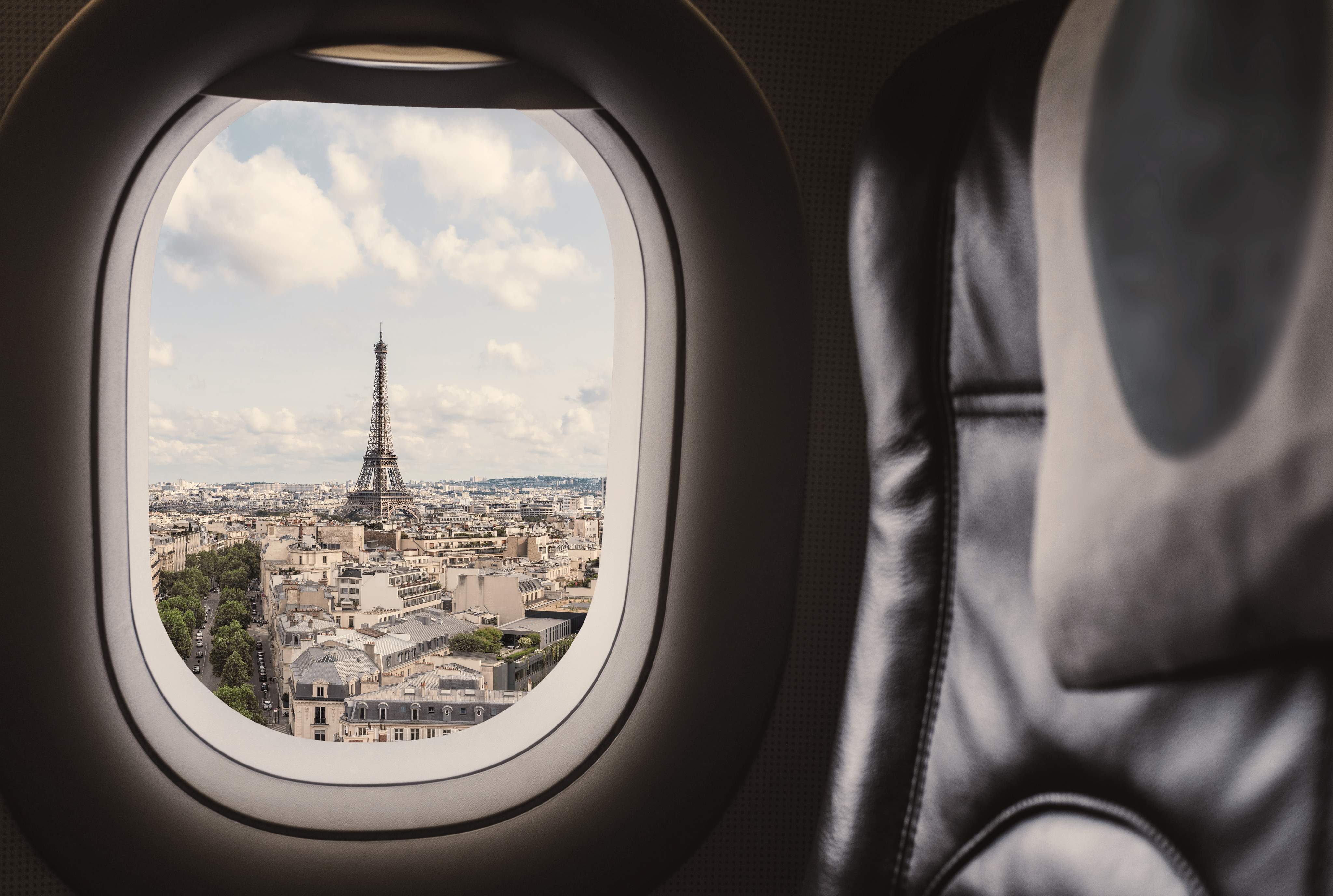 Vista aérea de la Torre Eiffel a través de la ventana de un avión