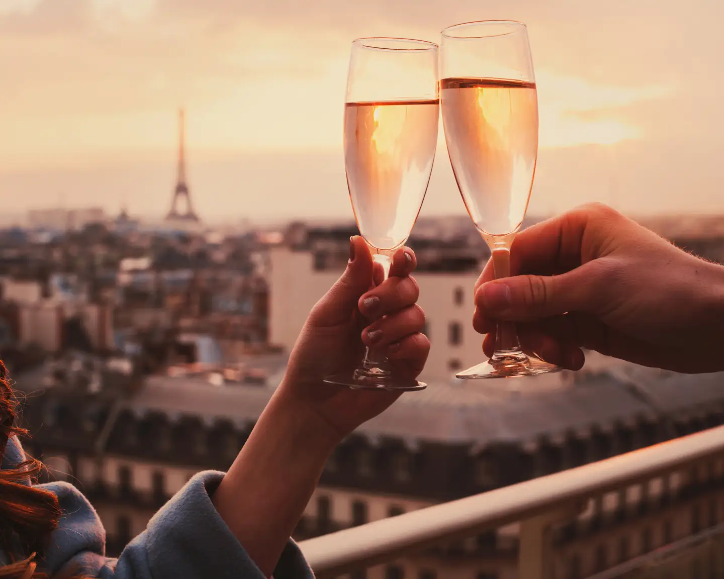 Champagner in einem luxuriösen Restaurant in Paris mit Blick auf den Eiffelturm