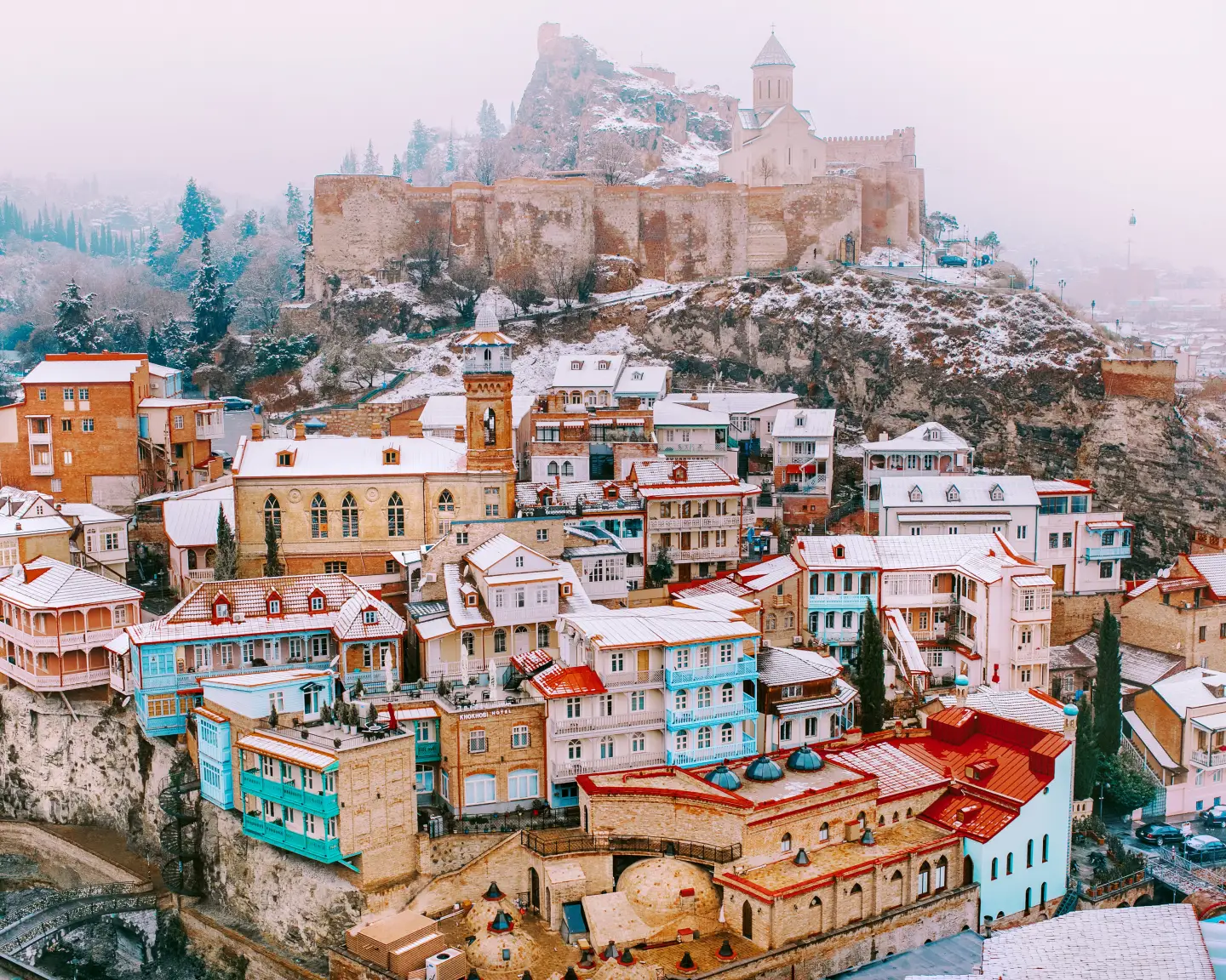 La vieille ville et la forteresse de Tbilissi sont couvertes de neige.