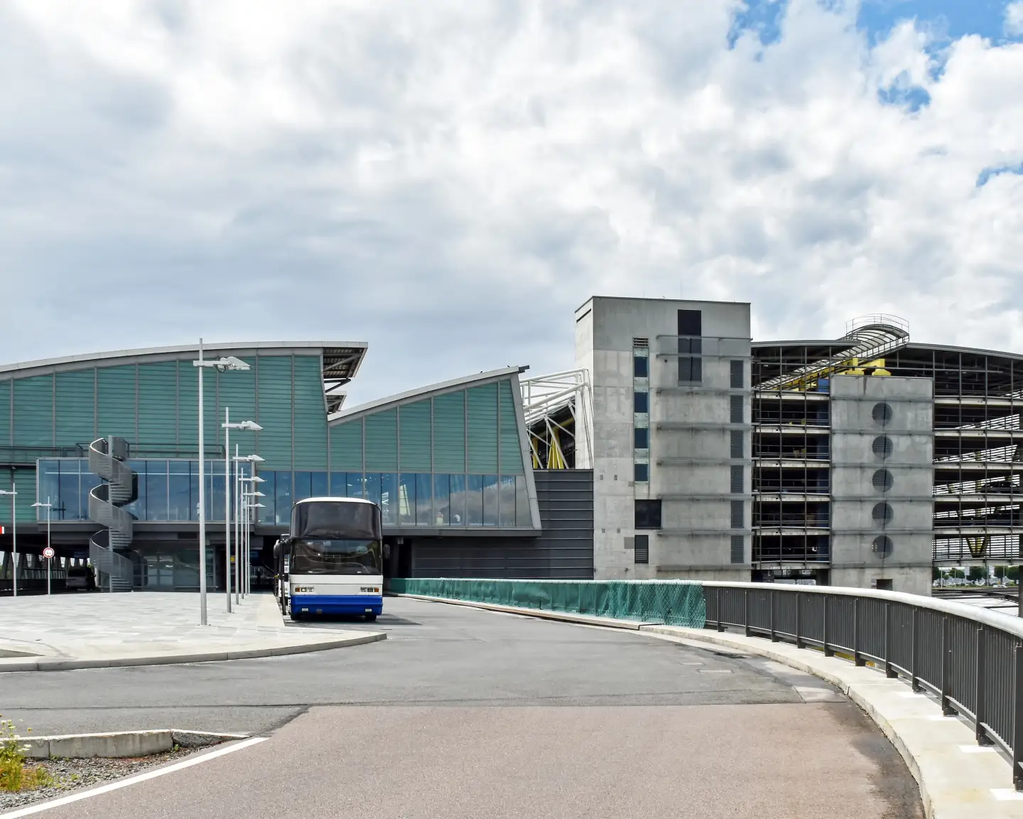 Edificio del terminal e parcheggio dell'aeroporto di Lipsia/Halle in Germania