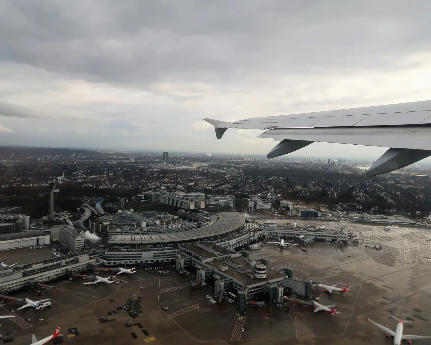 Düsseldorf, Alemania – 1 de marzo de 2017: fotografía del paisaje urbano de Düsseldorf. La fotografía fue tomada durante el despegue desde el interior de un avión comercial que acababa de despegar del Aeropuerto Internacional de Düsseldorf con destino al Aeropuerto de Ginebra en Suiza.