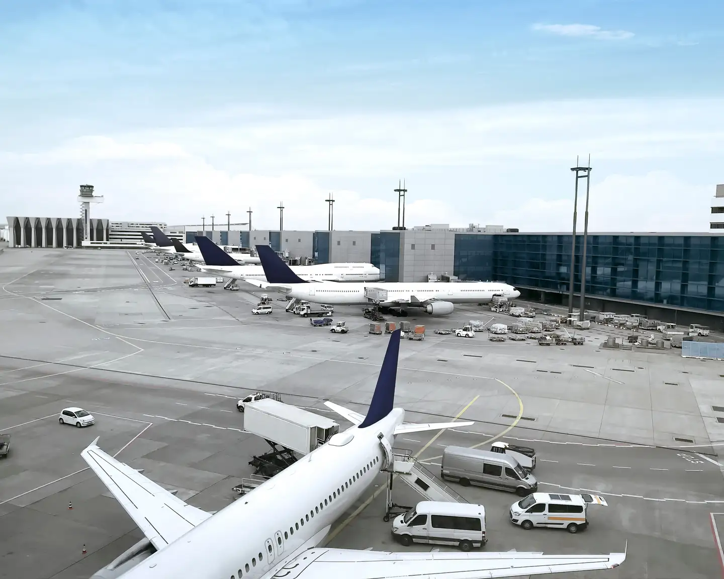 Aviones estacionados uno al lado del otro en el aeropuerto