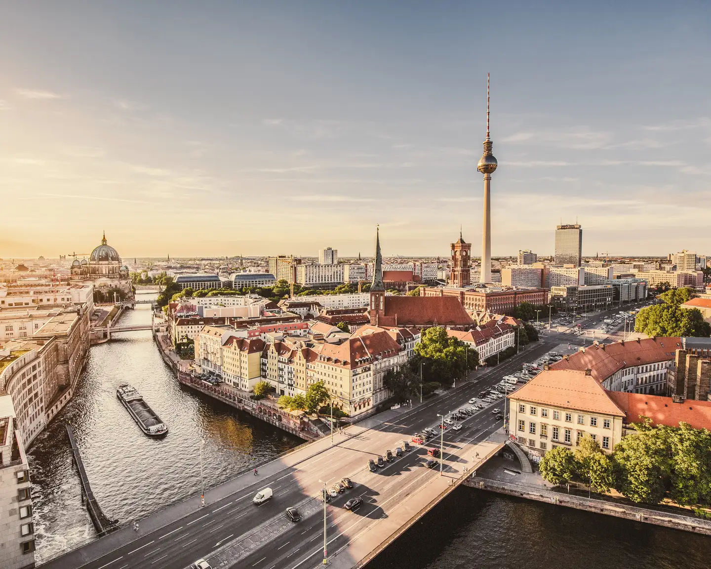 Vista aérea del skyline de Berlín con la famosa torre de televisión y el río Spree bajo la hermosa luz del atardecer.