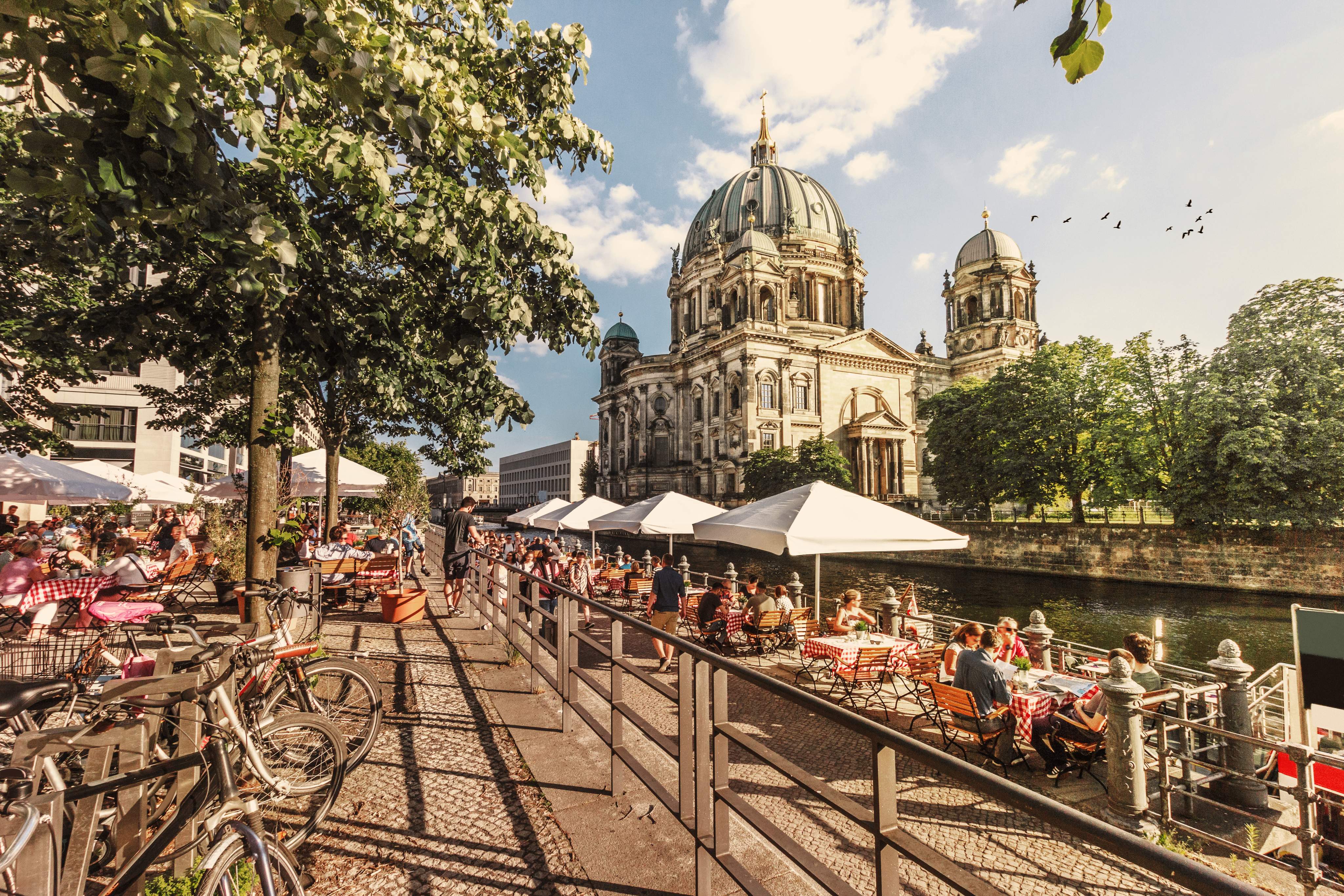 Blick auf die Spree und den Berliner Dom, Berlin, Deutschland.