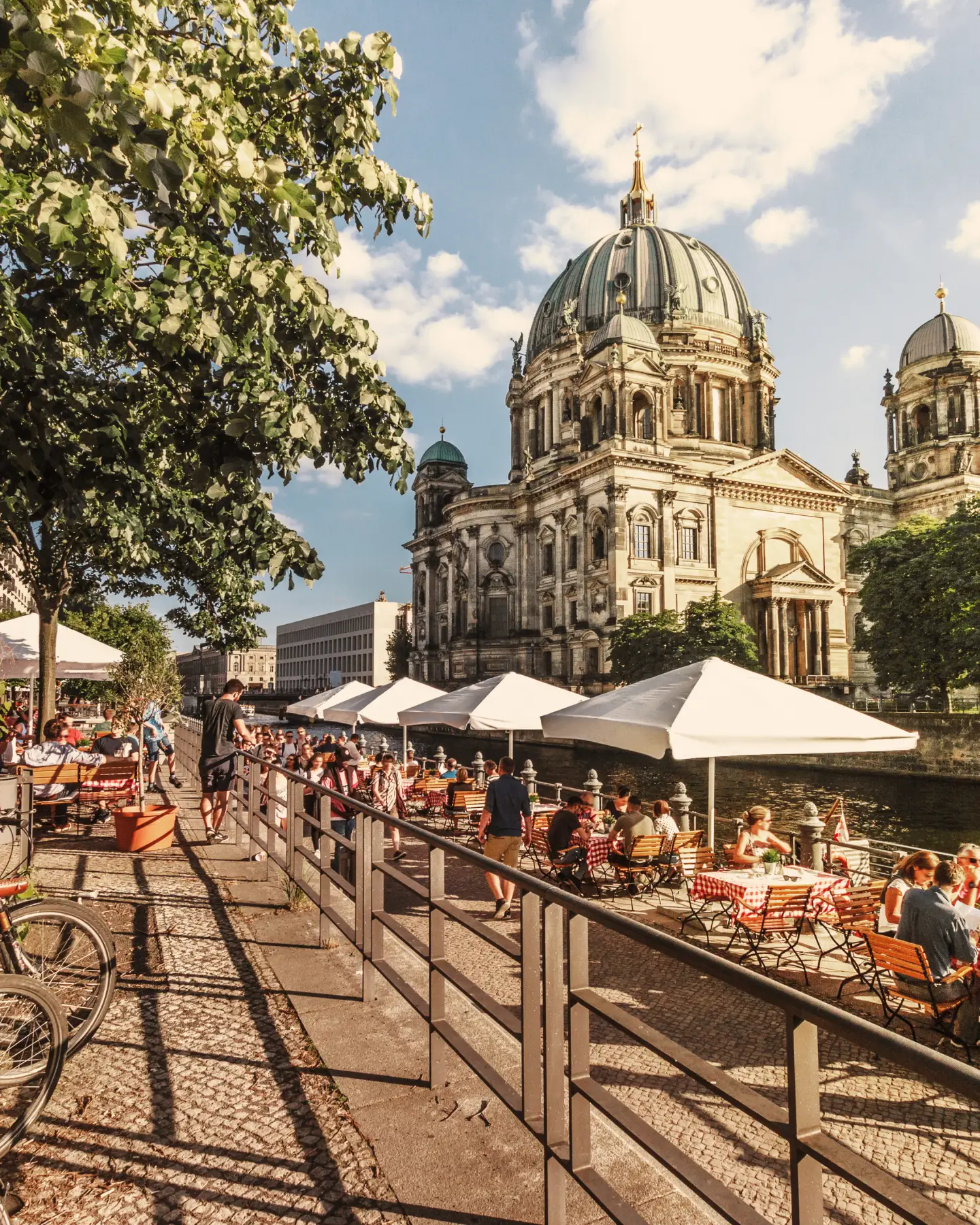 Blick auf die Spree und den Berliner Dom, Berlin, Deutschland.