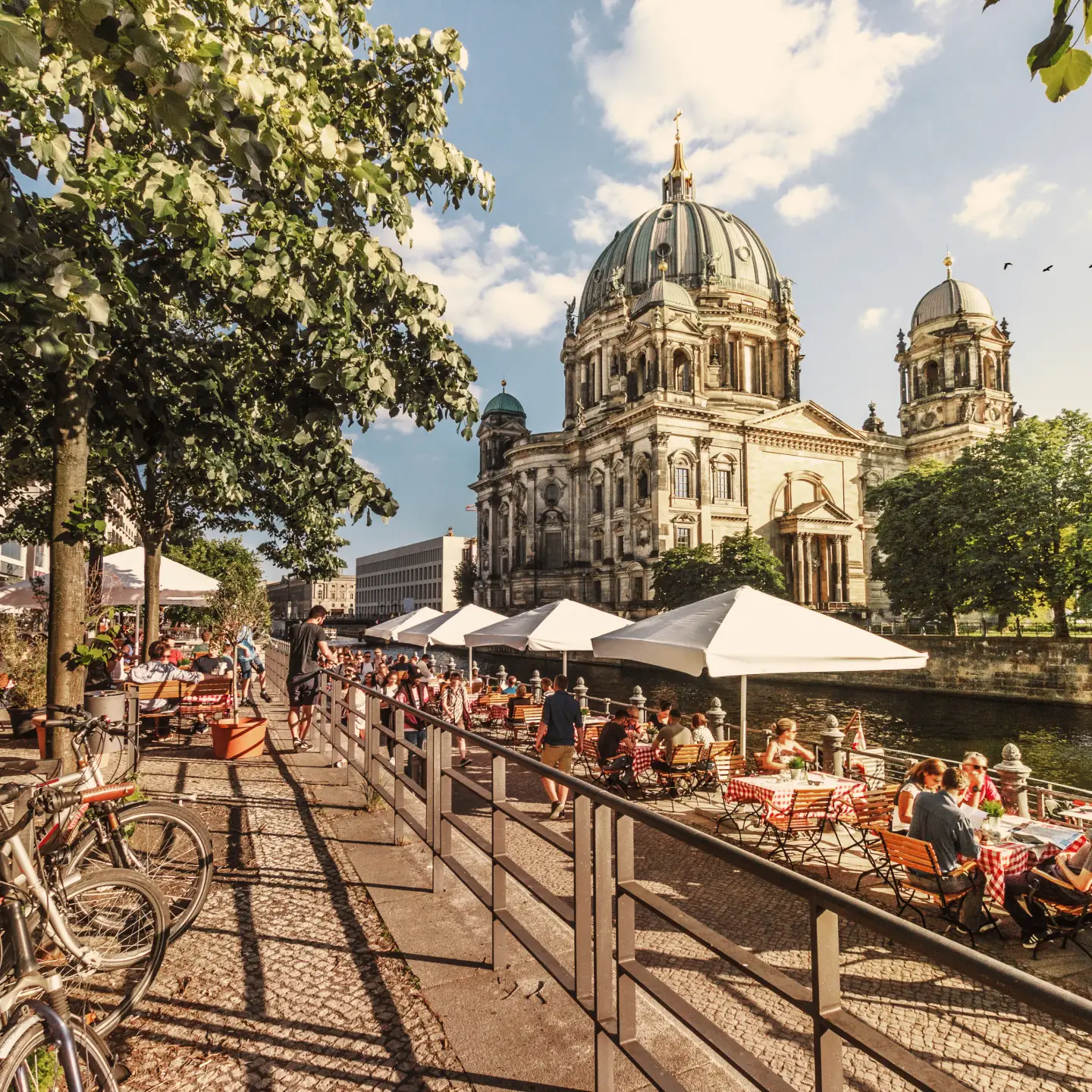 Blick auf die Spree und den Berliner Dom, Berlin, Deutschland.