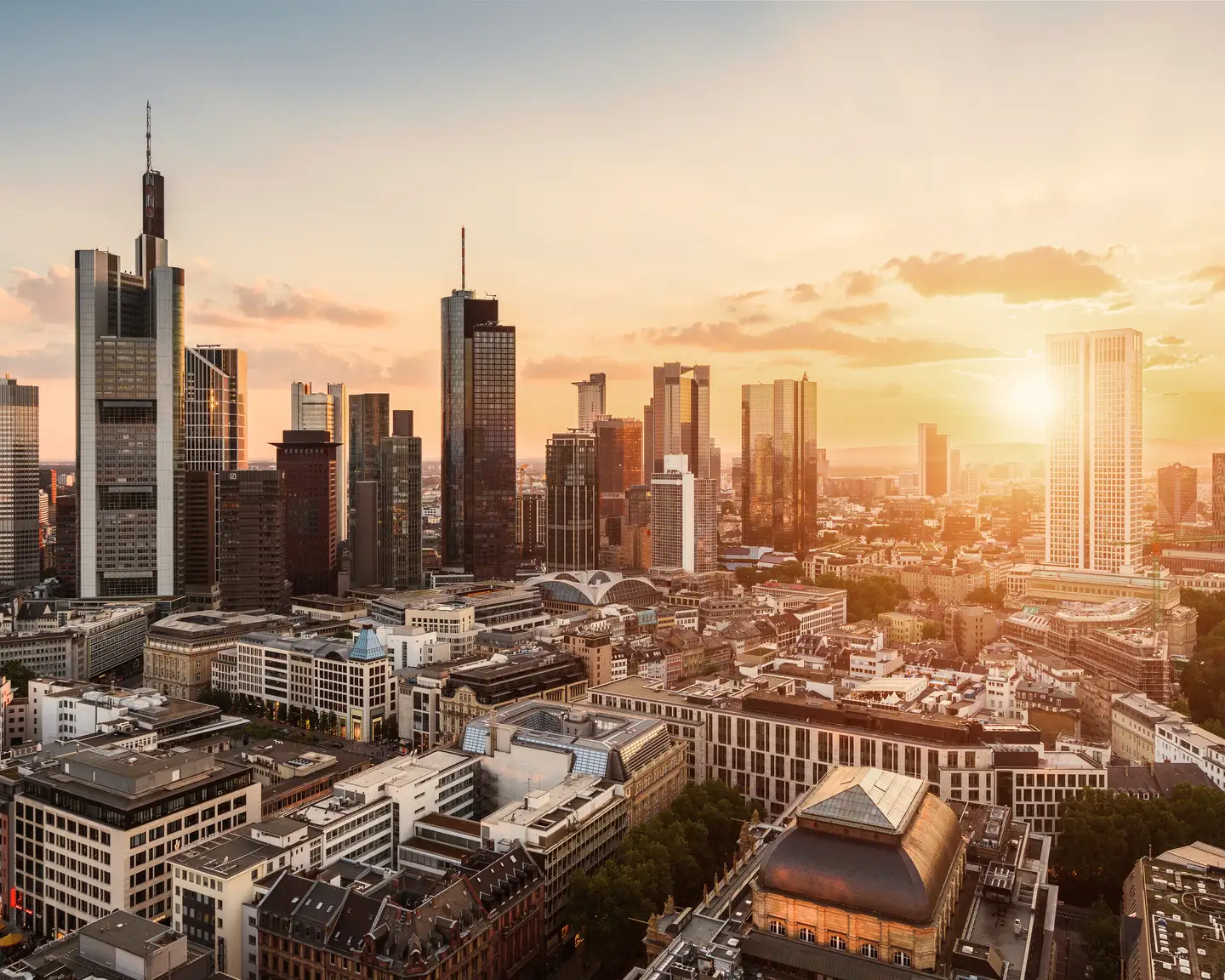 El perfil urbano de Frankfurt. Varios rascacielos al fondo. Edificios más bajos en primer plano. Vista aérea.