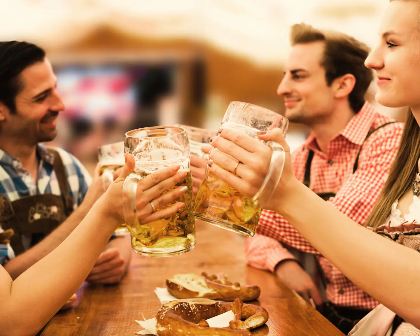 Oktoberfest – Freunde stoßen im Bierzelt an