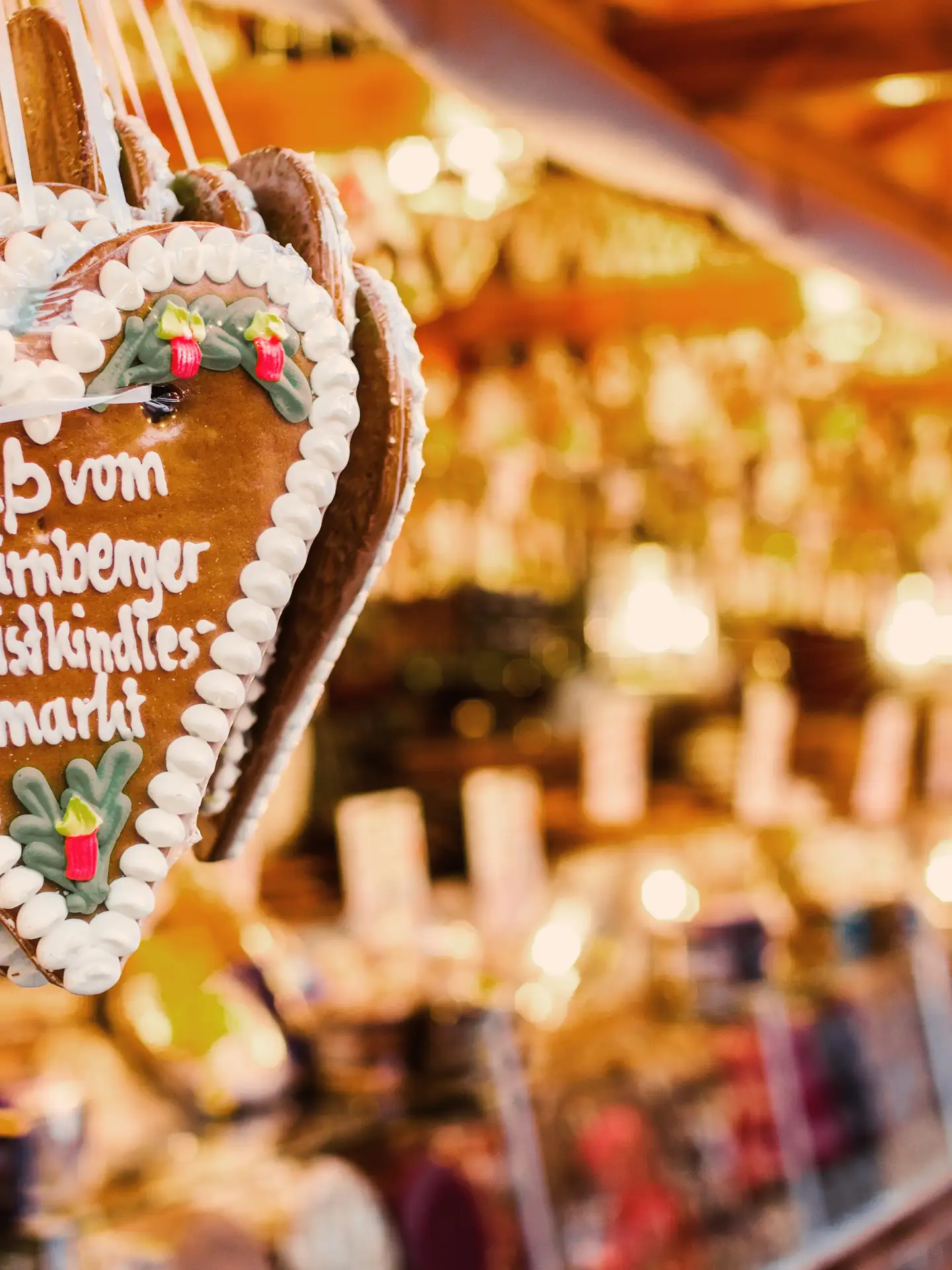 Un corazón de pan de jengibre en el mercado navideño de Núremberg