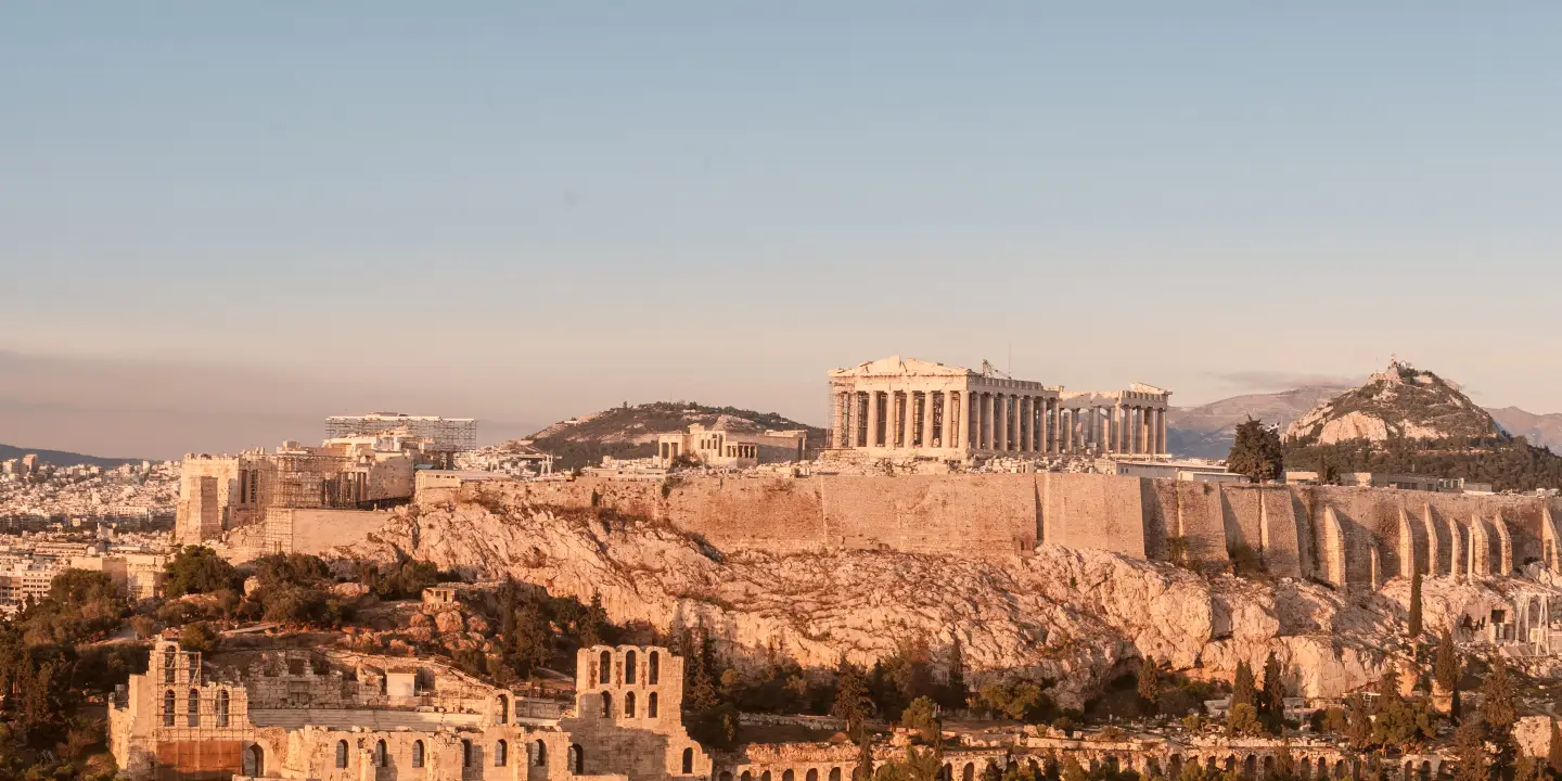 Panoramablick auf die Akropolis von Athen mit dem Parthenon und dem antiken Theater des Dionysos bei warmem Abendlicht in Griechenland.