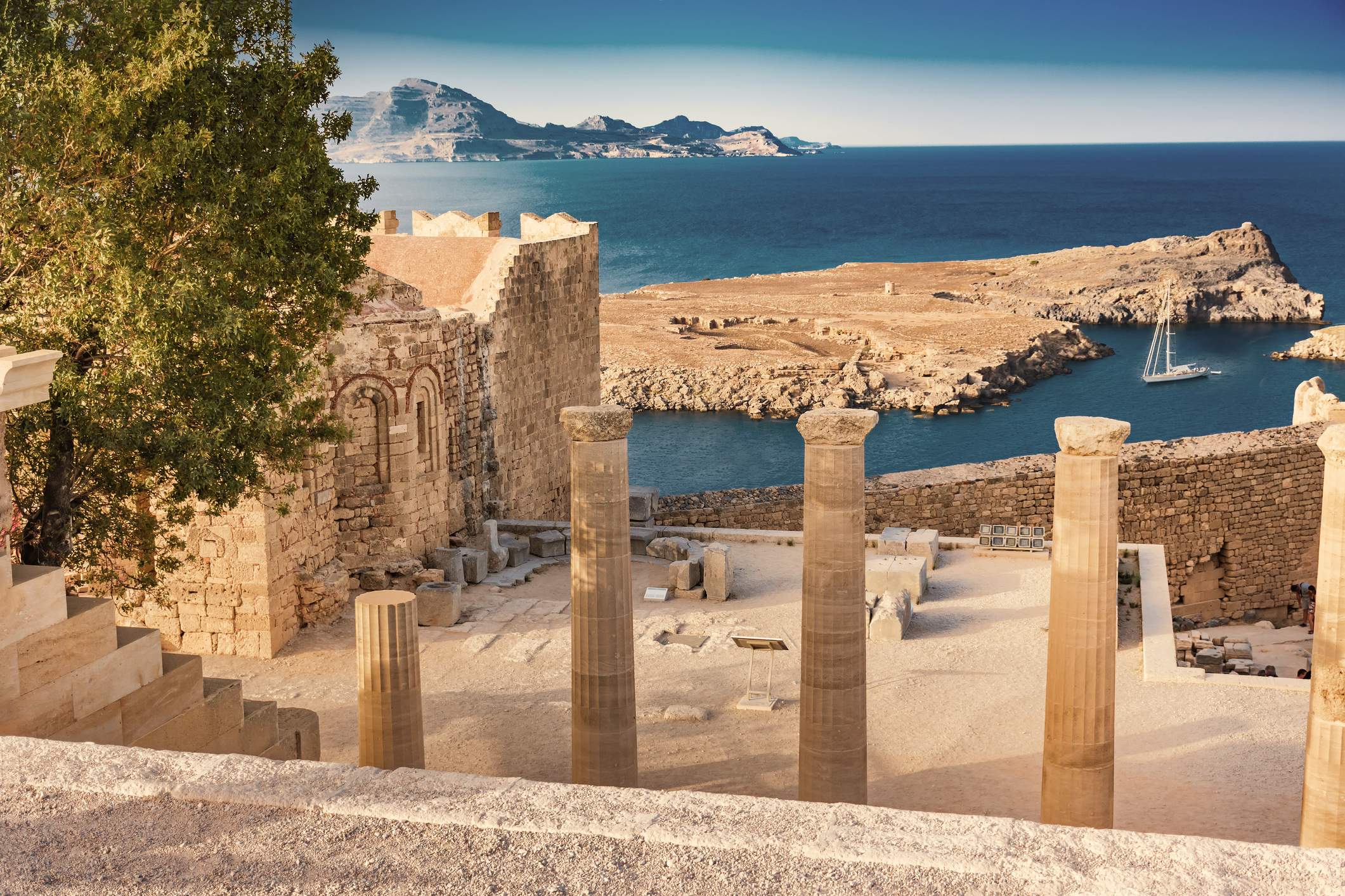 Treppe der Propyläen und Kirche des Heiligen Johannes auf der Akropolis von Lindos auf Rhodos in Griechenland.