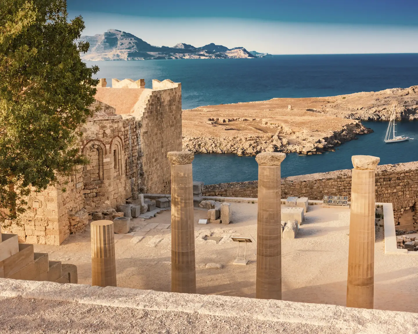 Treppe der Propyläen und Kirche des Heiligen Johannes auf der Akropolis von Lindos auf Rhodos in Griechenland.