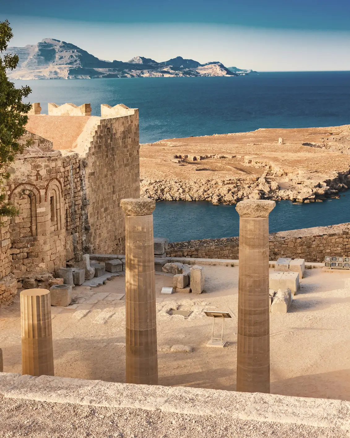 Treppe der Propyläen und Kirche des Heiligen Johannes auf der Akropolis von Lindos auf Rhodos in Griechenland.