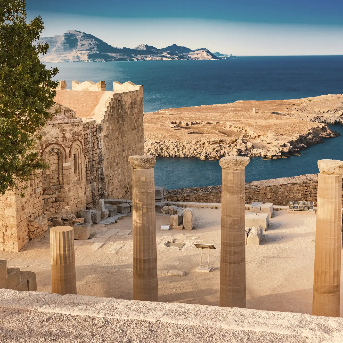 Treppe der Propyläen und Kirche des Heiligen Johannes auf der Akropolis von Lindos auf Rhodos in Griechenland.