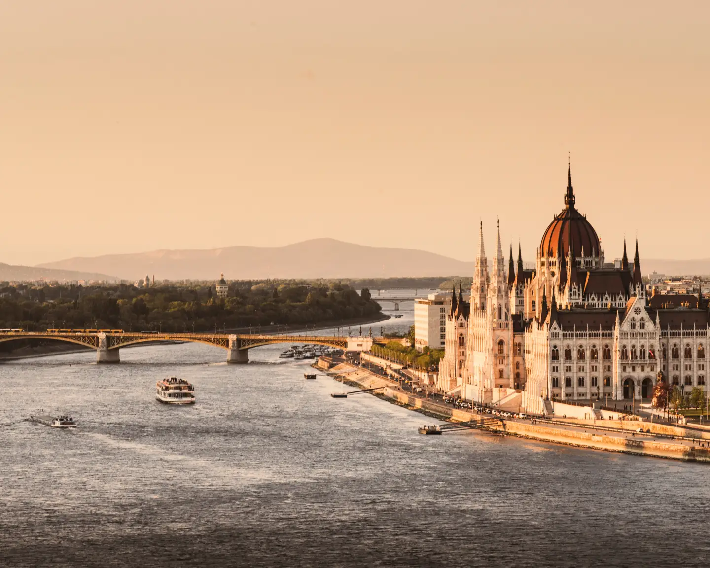 Vue aérienne de la rivière avec vue sur le parlement et un pont au coucher du soleil