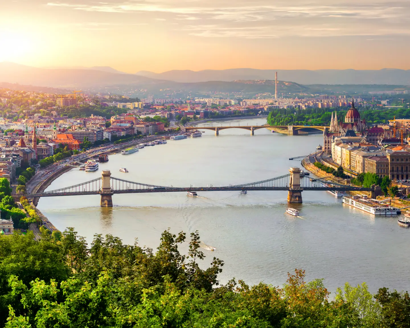 Panoramablick auf das sommerliche Budapest bei Sonnenuntergang
