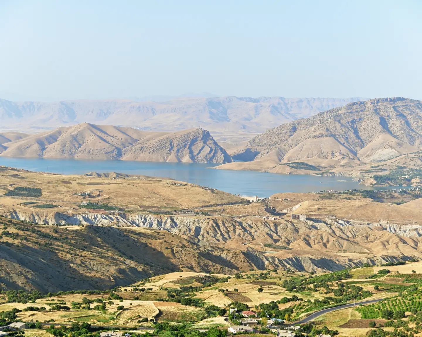 Paysage avec des montagnes et le lac Dukan