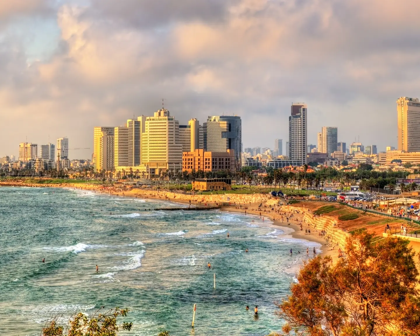 La ligne d’horizon de Tel Aviv-Jaffa en Israël, avec la mer Méditerranée et la promenade de la plage au premier plan