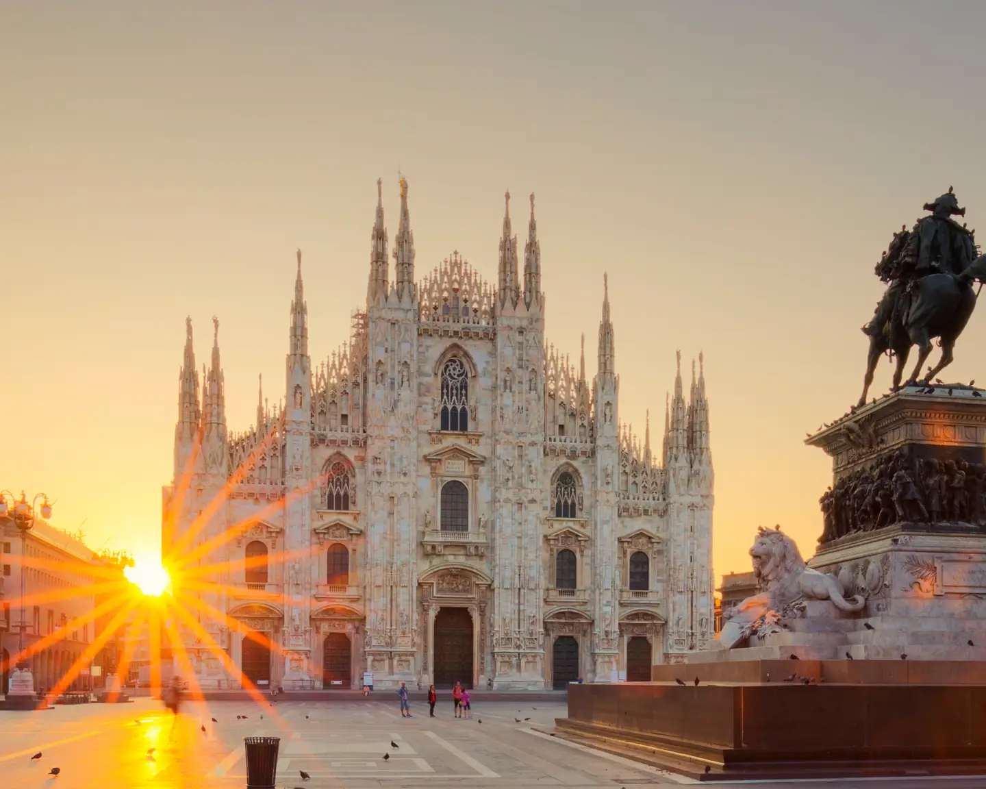 Der Mailänder Dom (Duomo di Milano) bei Sonnenaufgang auf der Piazza del Duomo im Herzen von Mailand, Italien.