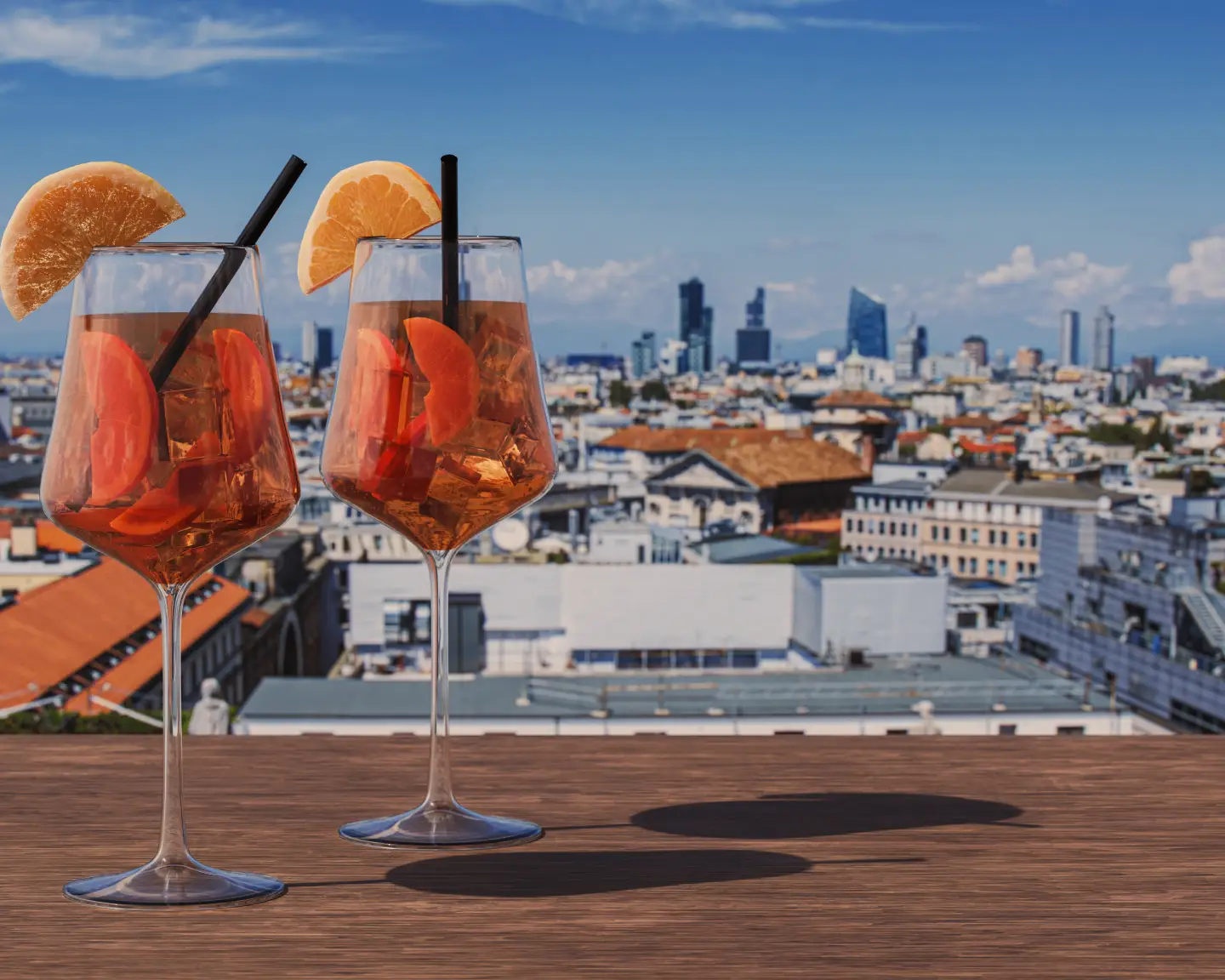 Dos cócteles spritz en una mesa con vistas a Milán, Italia