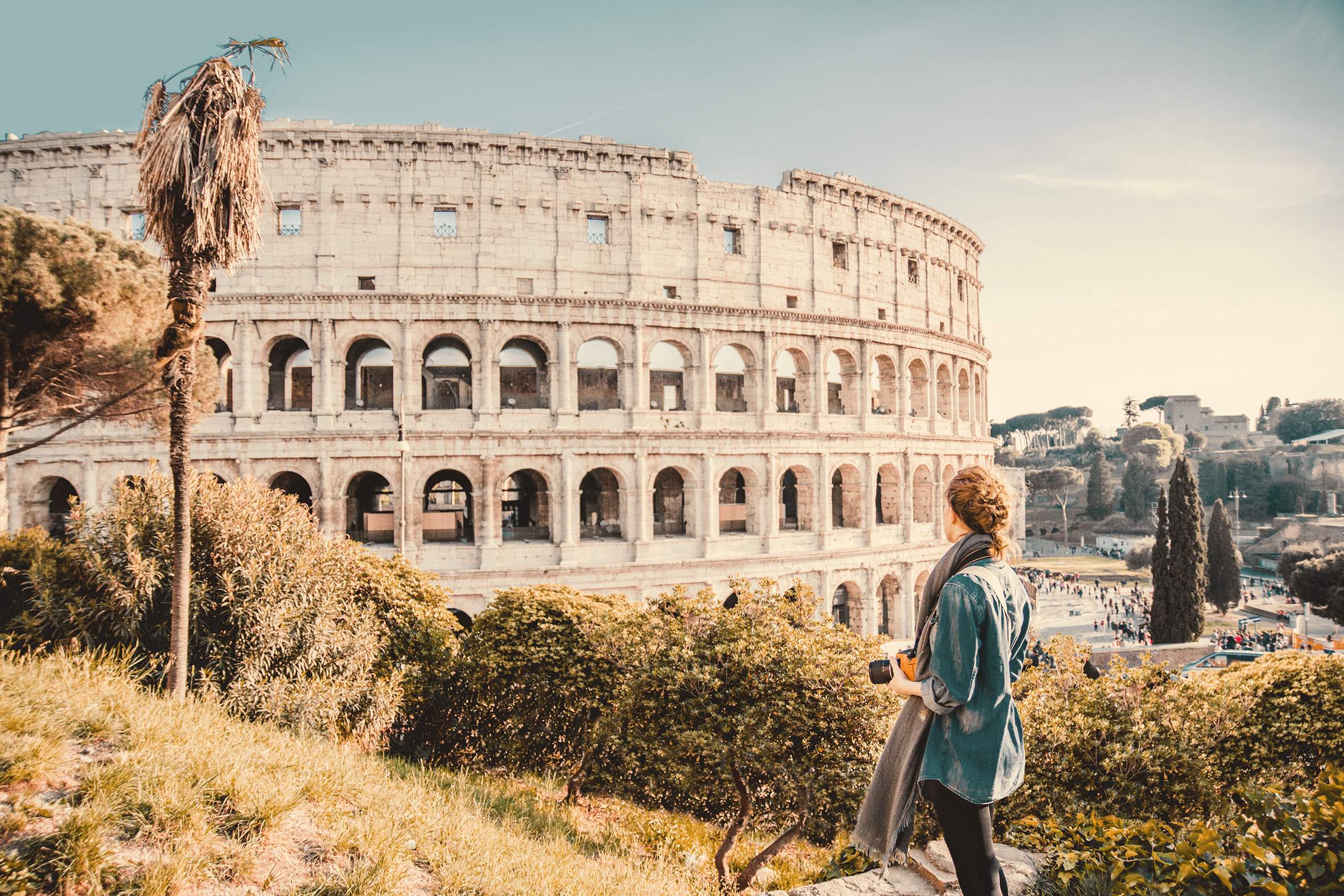 rom-fco-italie-ville-femme-devant-le-colisee-condor