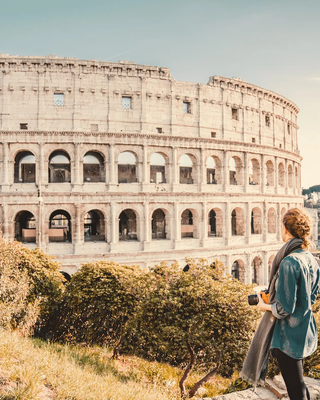 rom-fco-italie-ville-femme-devant-le-colisee-condor