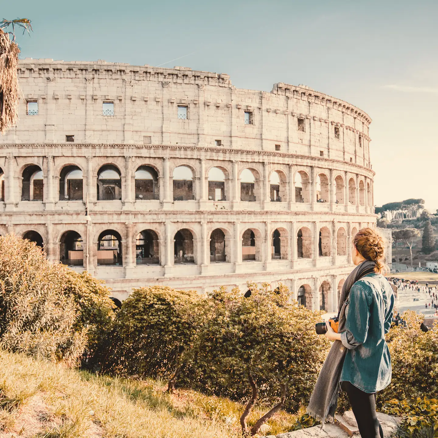 rom-fco-italien-stadt-frau-vor-kolosseum-condor