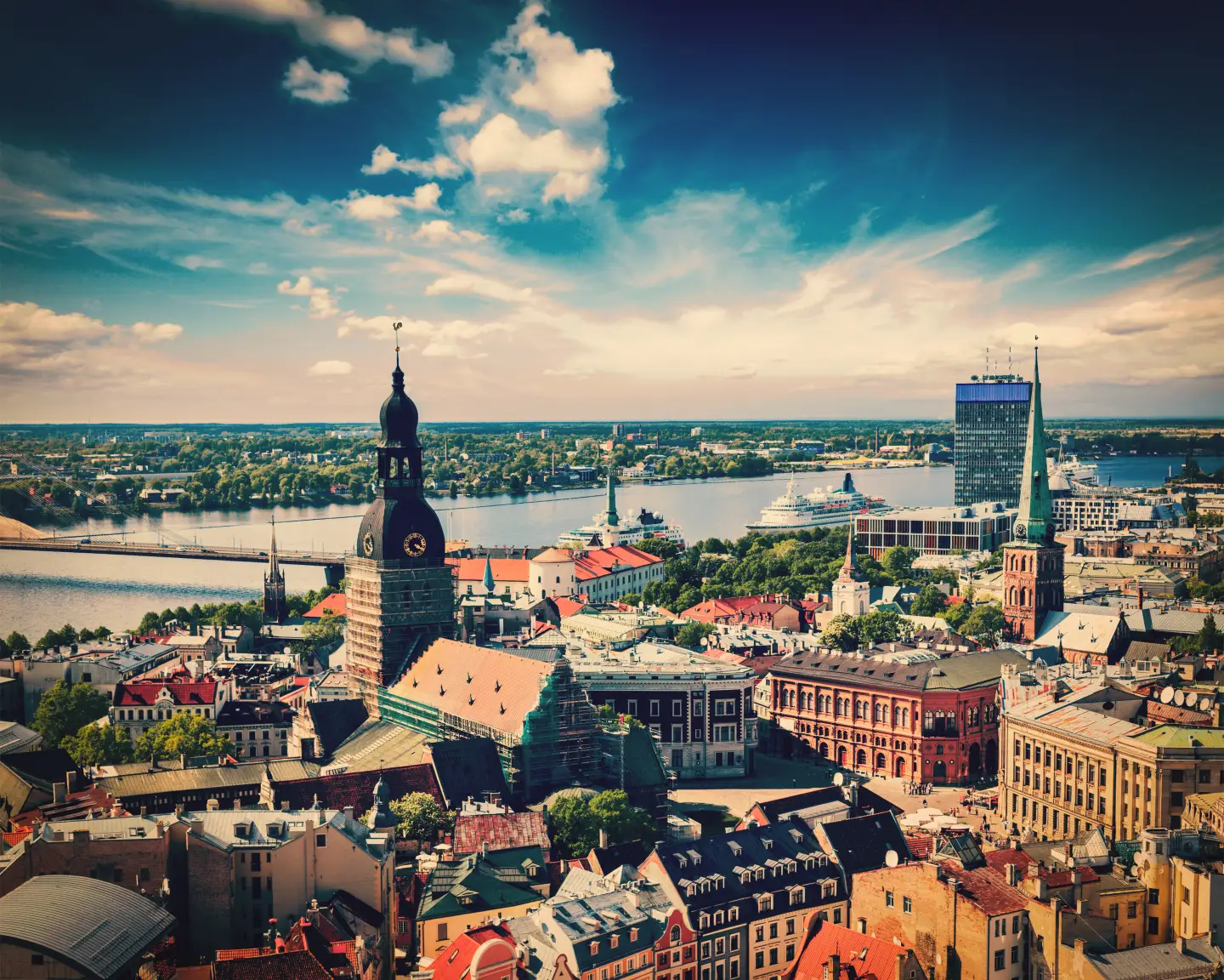Horizon de Riga avec vue sur la vieille ville et la rivière Daugava