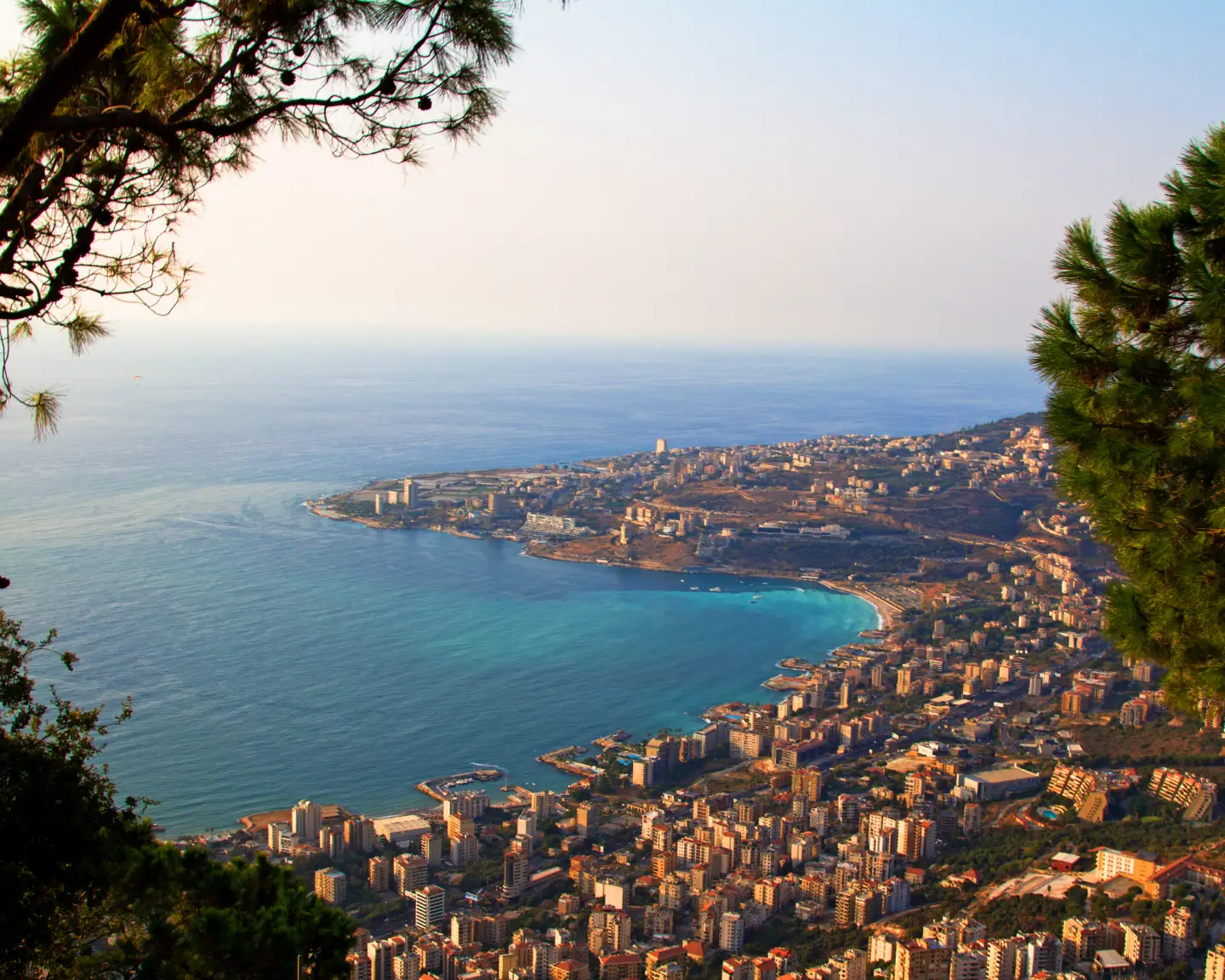 Vue depuis les montagnes boisées vers la capitale libanaise Beyrouth, avec la mer Méditerranée en arrière-plan