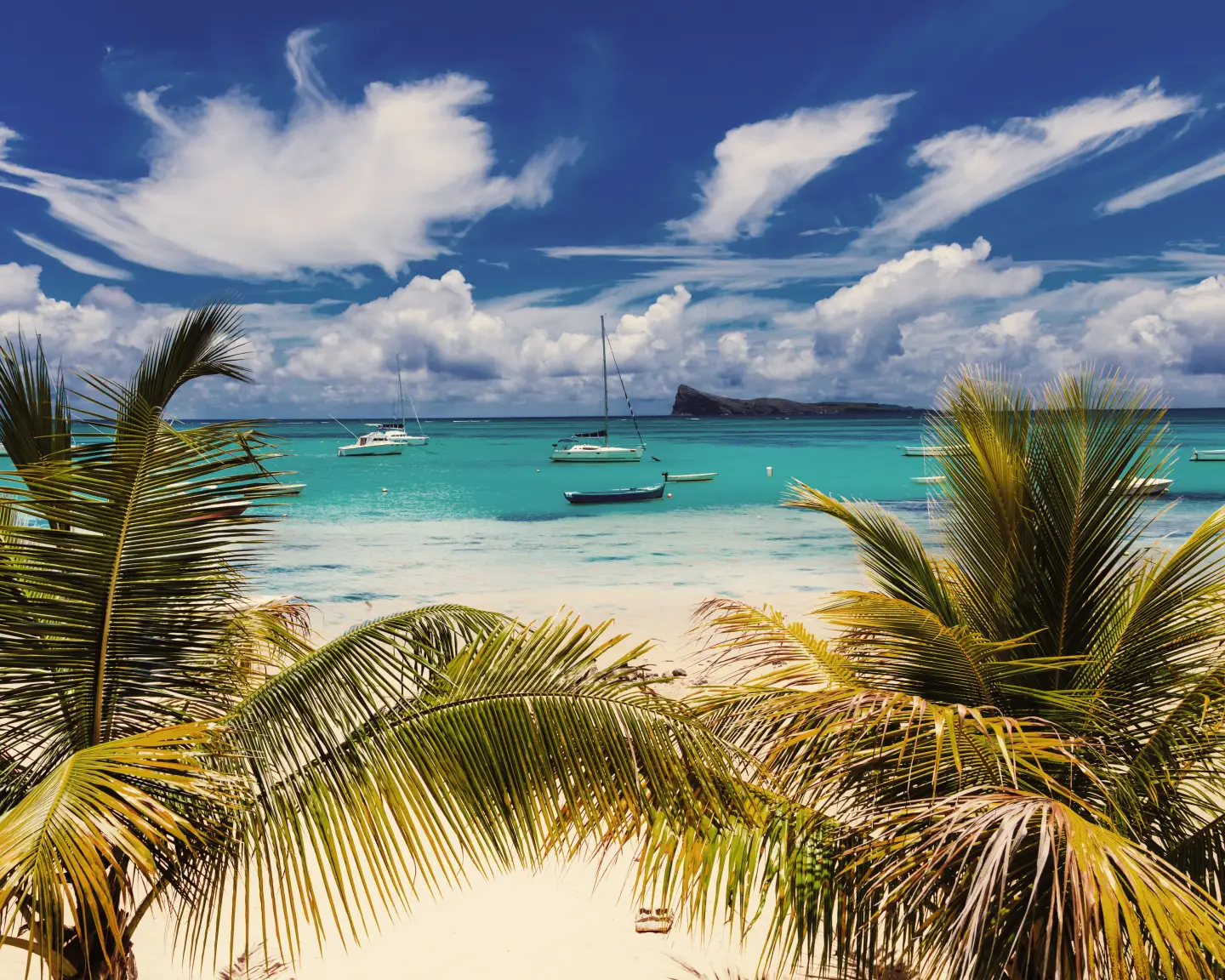Wunderschöner Blick auf einen Strand mit klarem, türkisfarbenem Wasser auf Mauritius