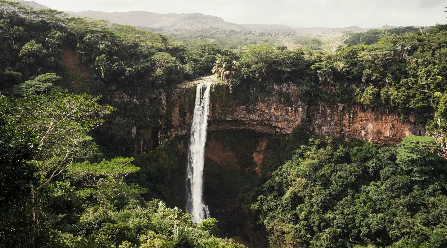 La cascada de Chamarel, en Mauricio, enclavada en una exuberante vegetación tropical y rodeada de un impresionante paisaje acantilado.