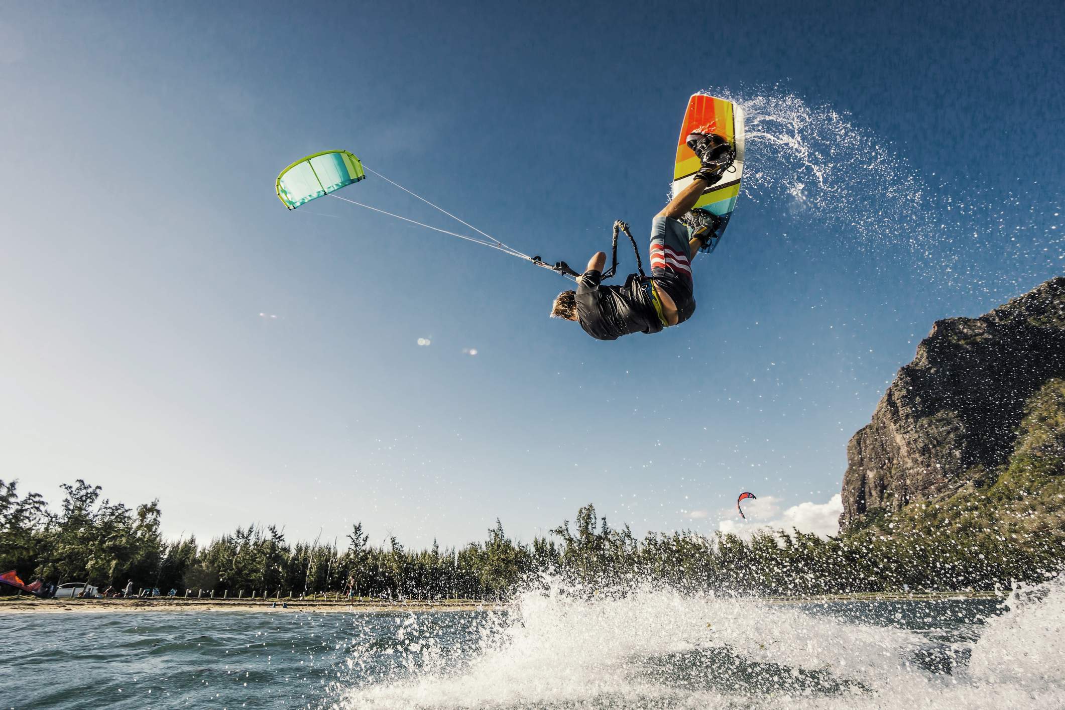 Una persona haciendo kitesurf en Mauricio