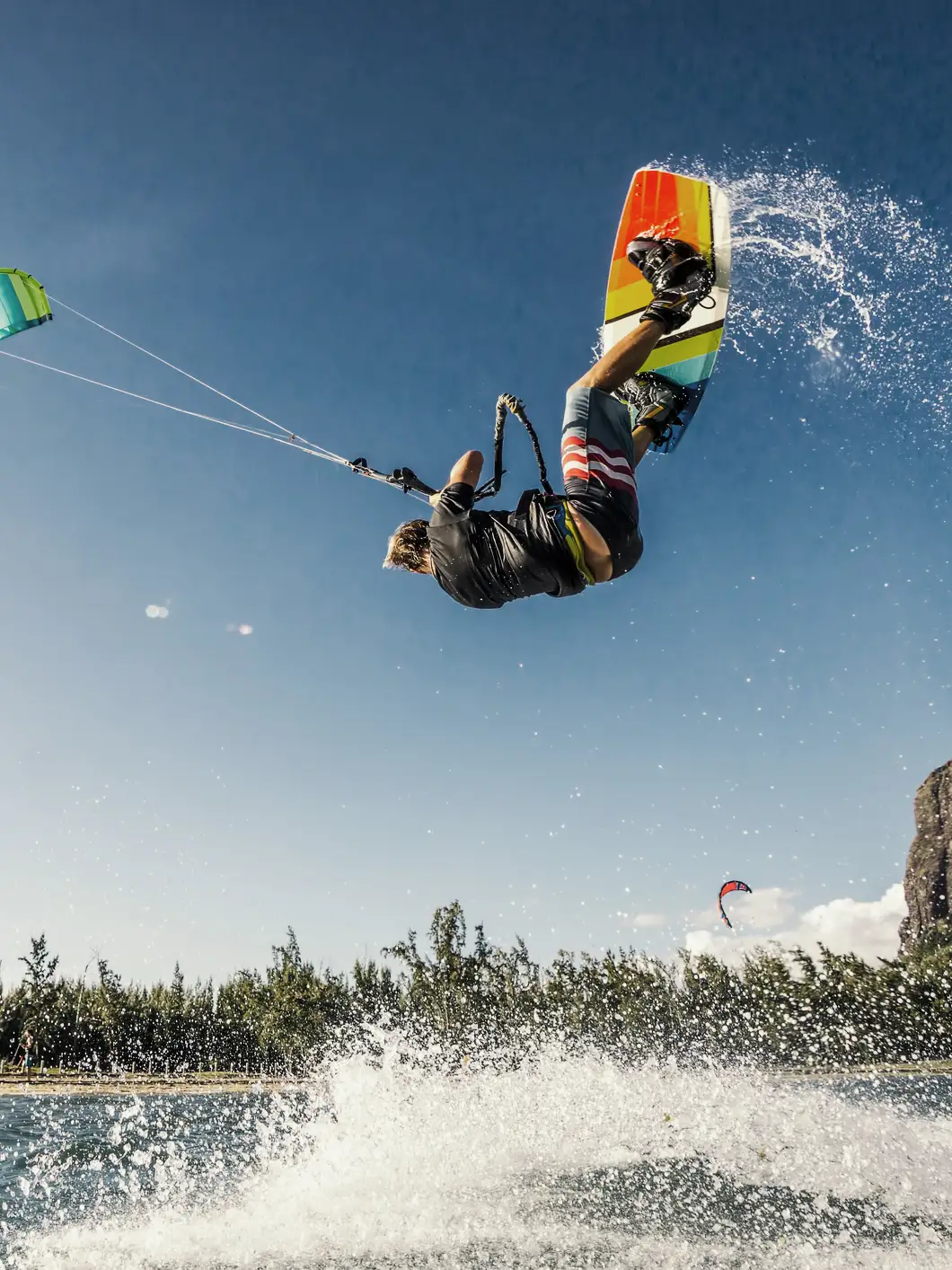 Una persona haciendo kitesurf en Mauricio