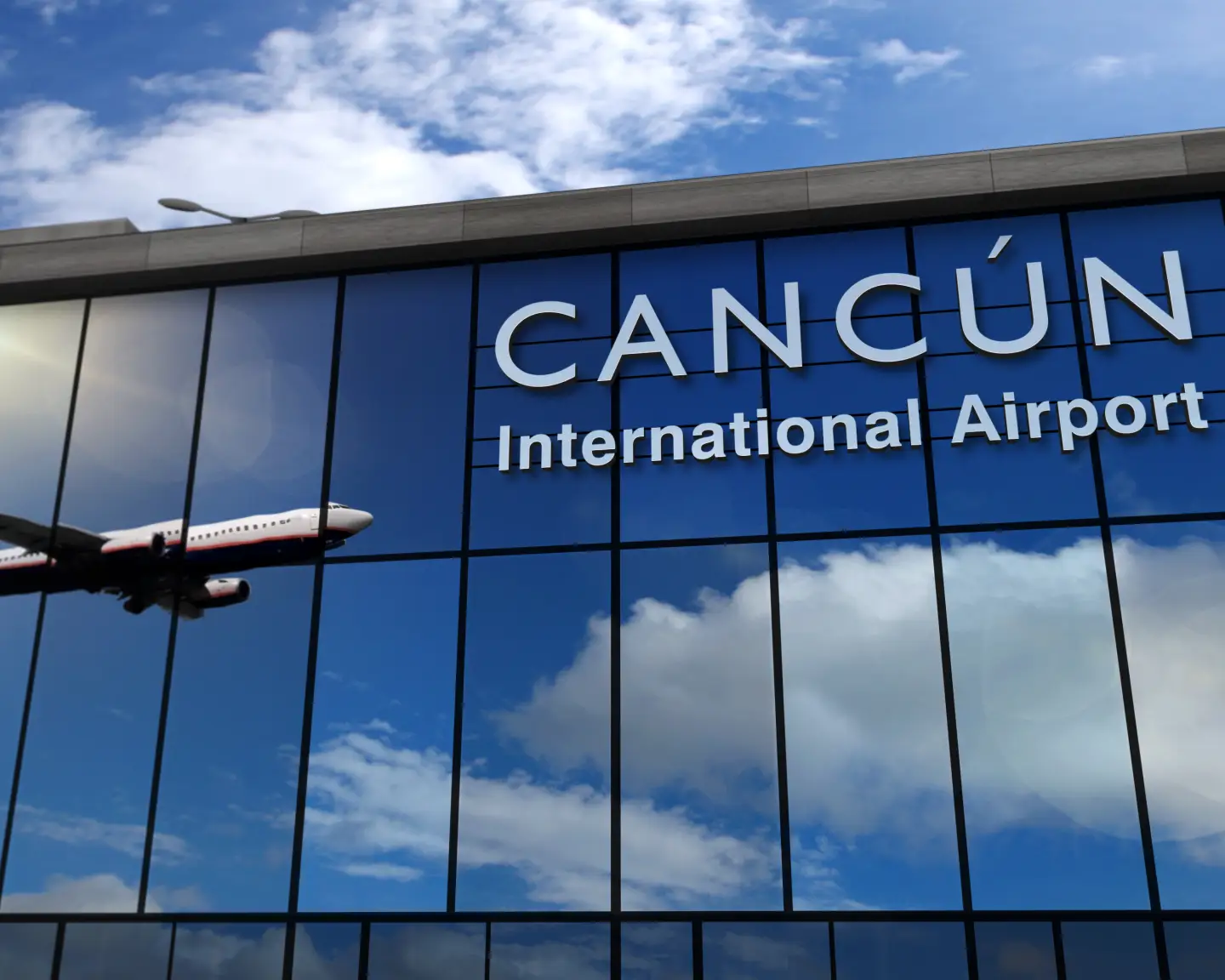 Una representación realista en 3D de un avión de pasajeros que aterriza en Cancún, México, frente a un moderno aeropuerto de vidrio.