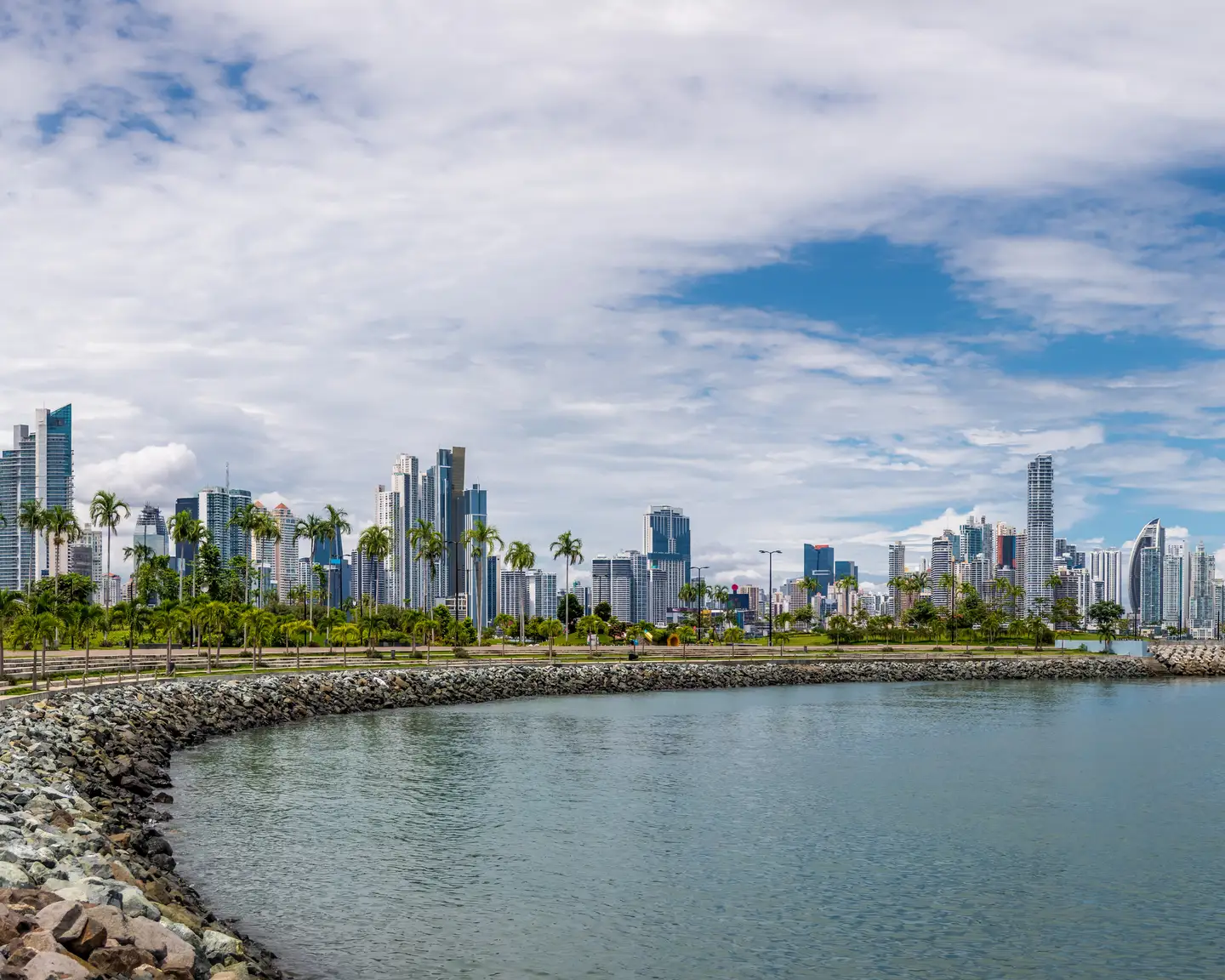 Panorámica del horizonte de la ciudad de Panamá, la capital de Panamá, situada en el Océano Pacífico