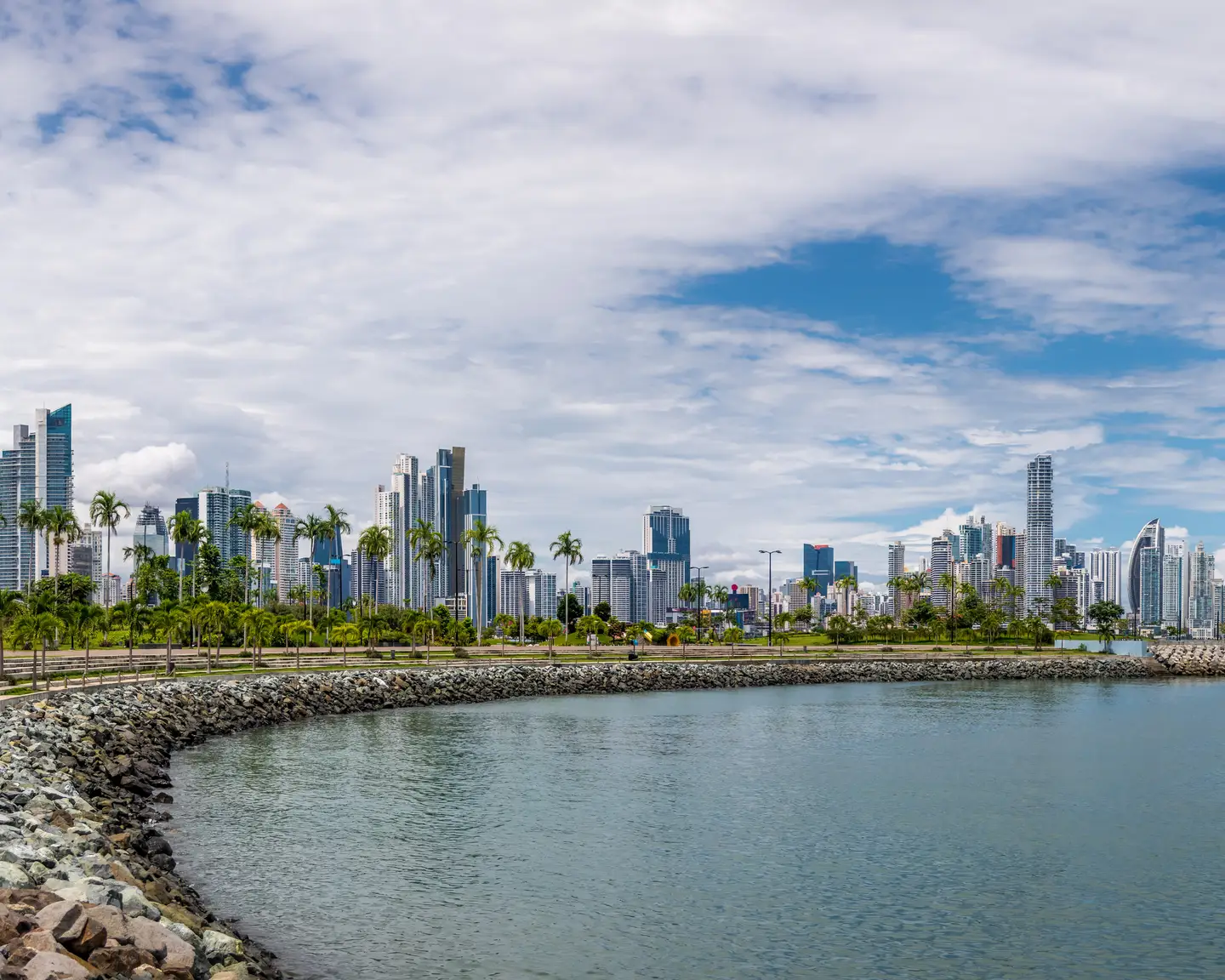 Panorámica del horizonte de la ciudad de Panamá, la capital de Panamá, situada en el Océano Pacífico