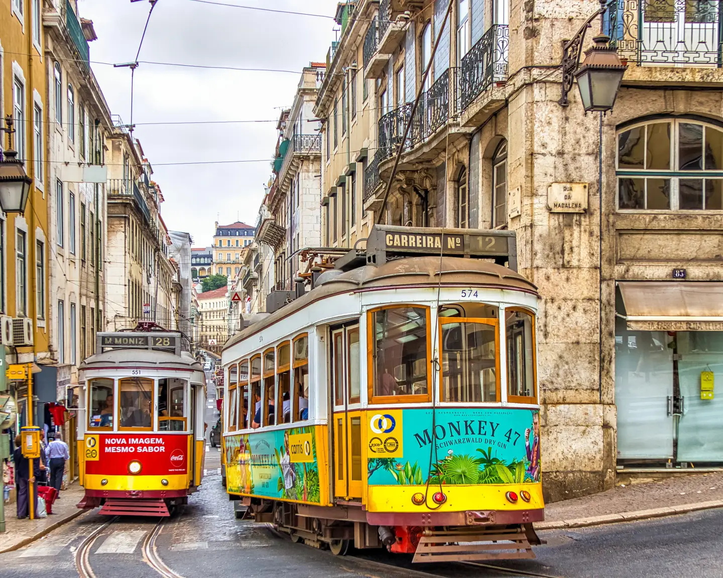 Lissabon – Historische Straßenbahn in der Altstadt