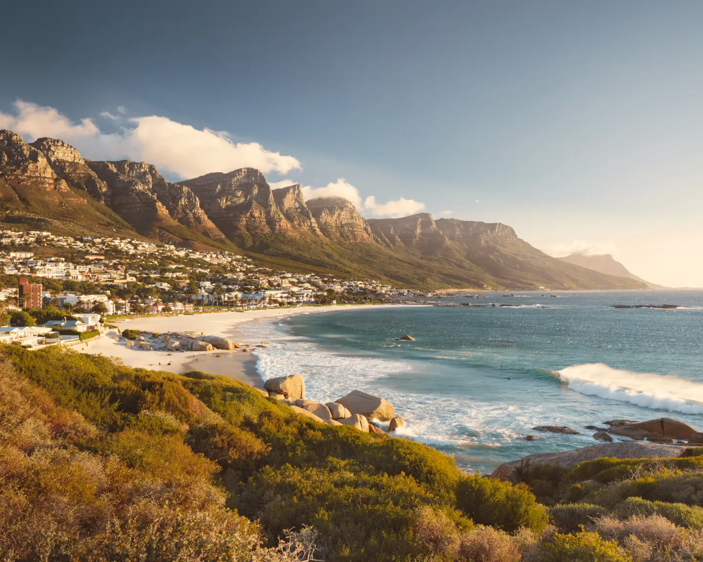 Strand en de bergketen Twaalf Apostelen in Camps Bay bij Kaapstad in Zuid-Afrika.