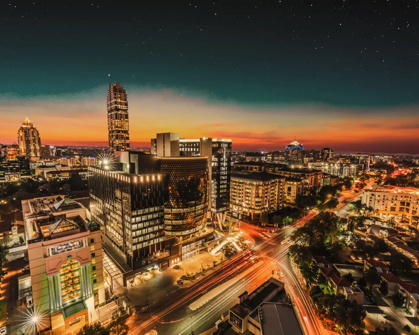 Sandton városa éjszaka kivilágítva Gauteng Johannesburgban, Dél-Afrikában