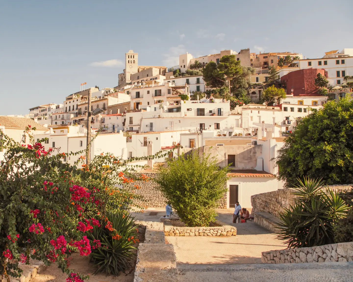 Die Altstadt von Ibiza-Stadt mit weißer Architektur und Blumen im Sommer.